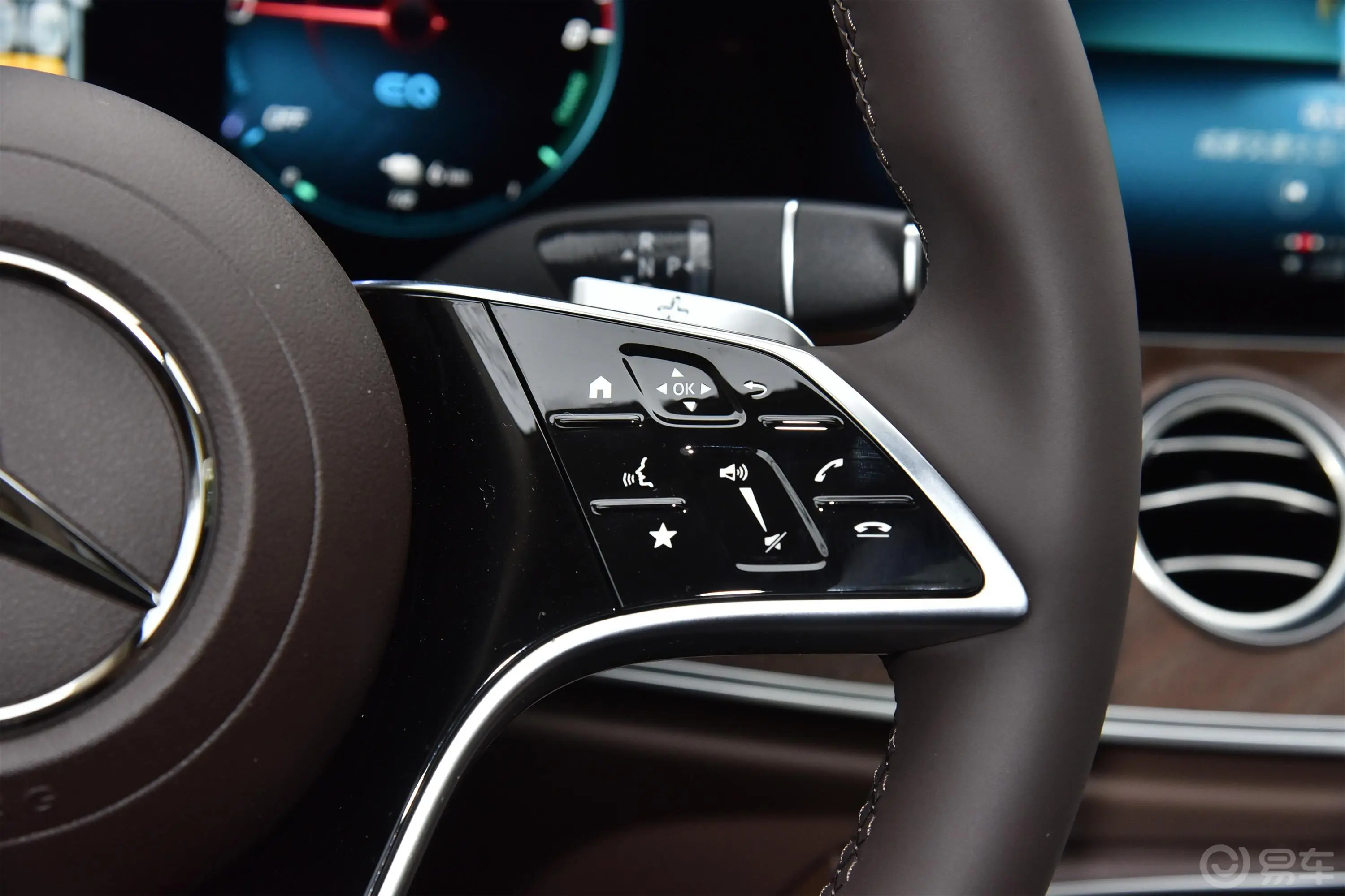 奔驰E级 插电混动改款 E 350 e L 插电式混合动力轿车右侧方向盘功能按键