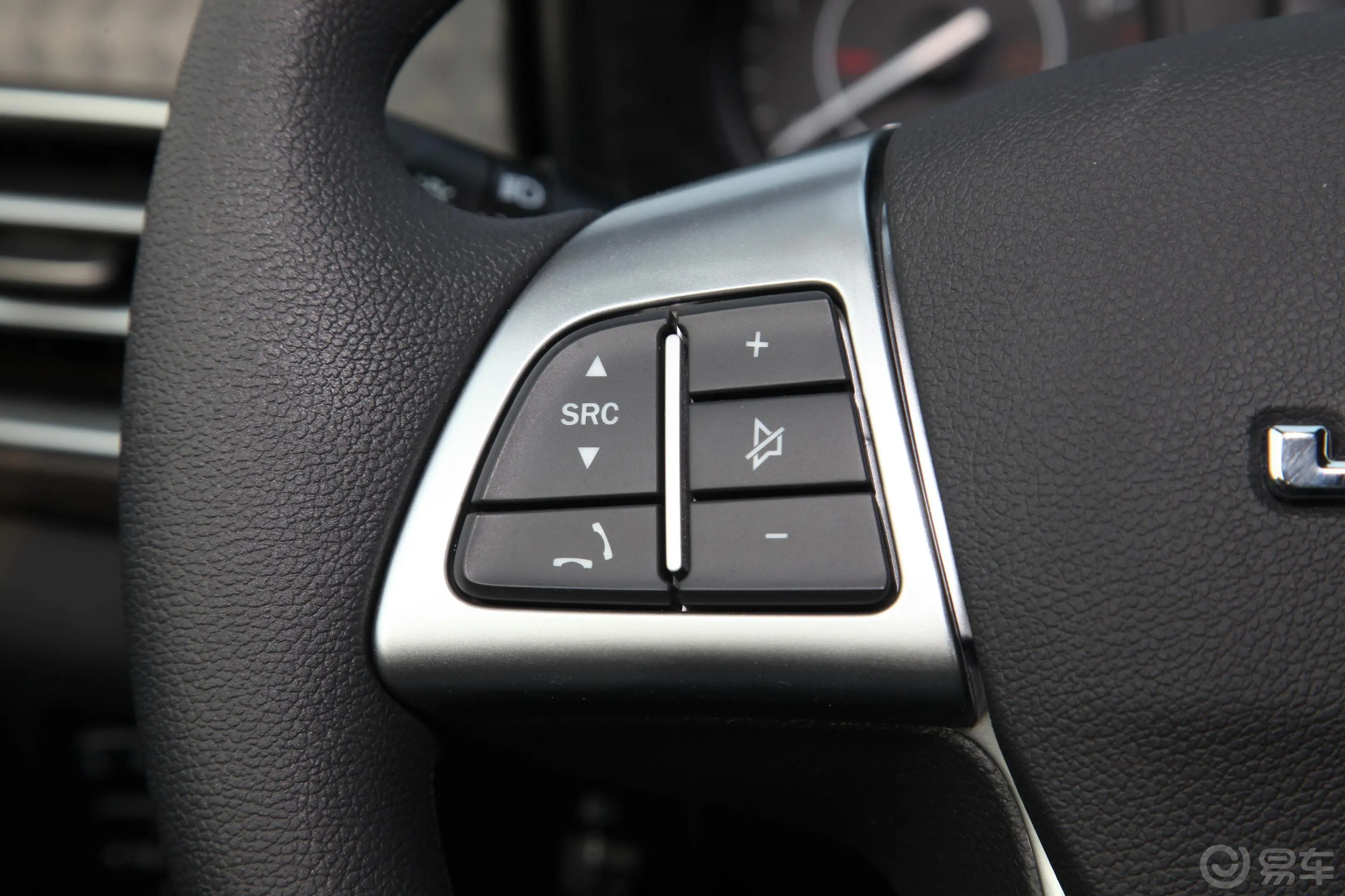宝典低货台 2.5T 手动 两驱 长轴舒享版 柴油左侧方向盘功能按键