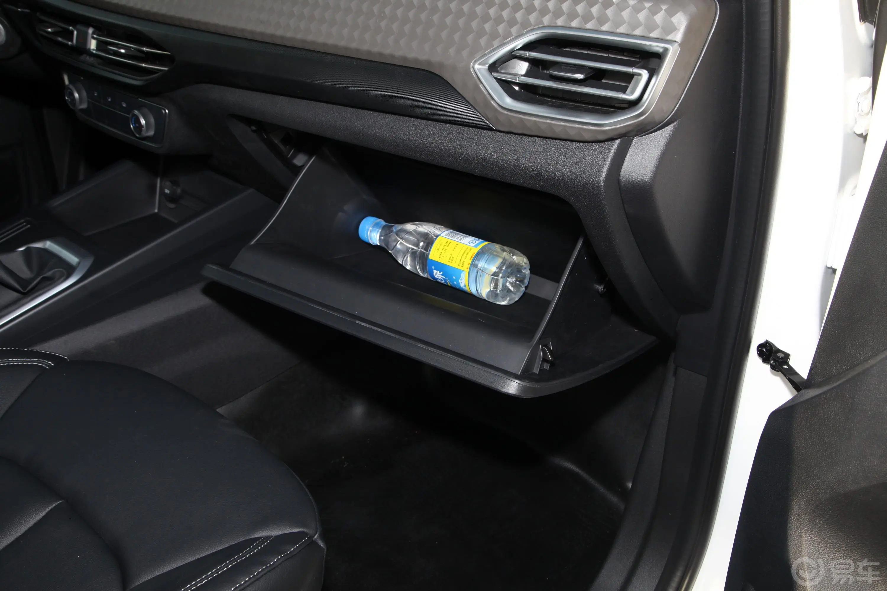宝典低货台 1.8T 手动 两驱 标轴舒享版 汽油手套箱空间水瓶横置