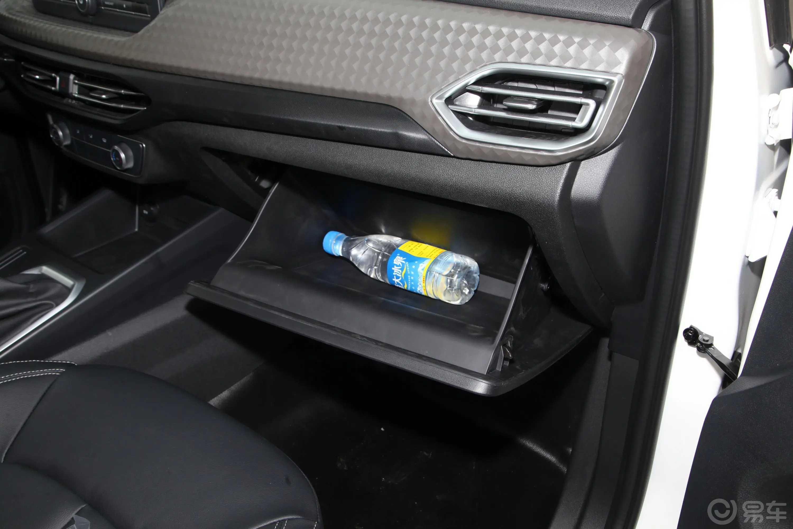 宝典低货台 1.8T 手动 四驱 标轴舒享版 汽油手套箱空间水瓶横置