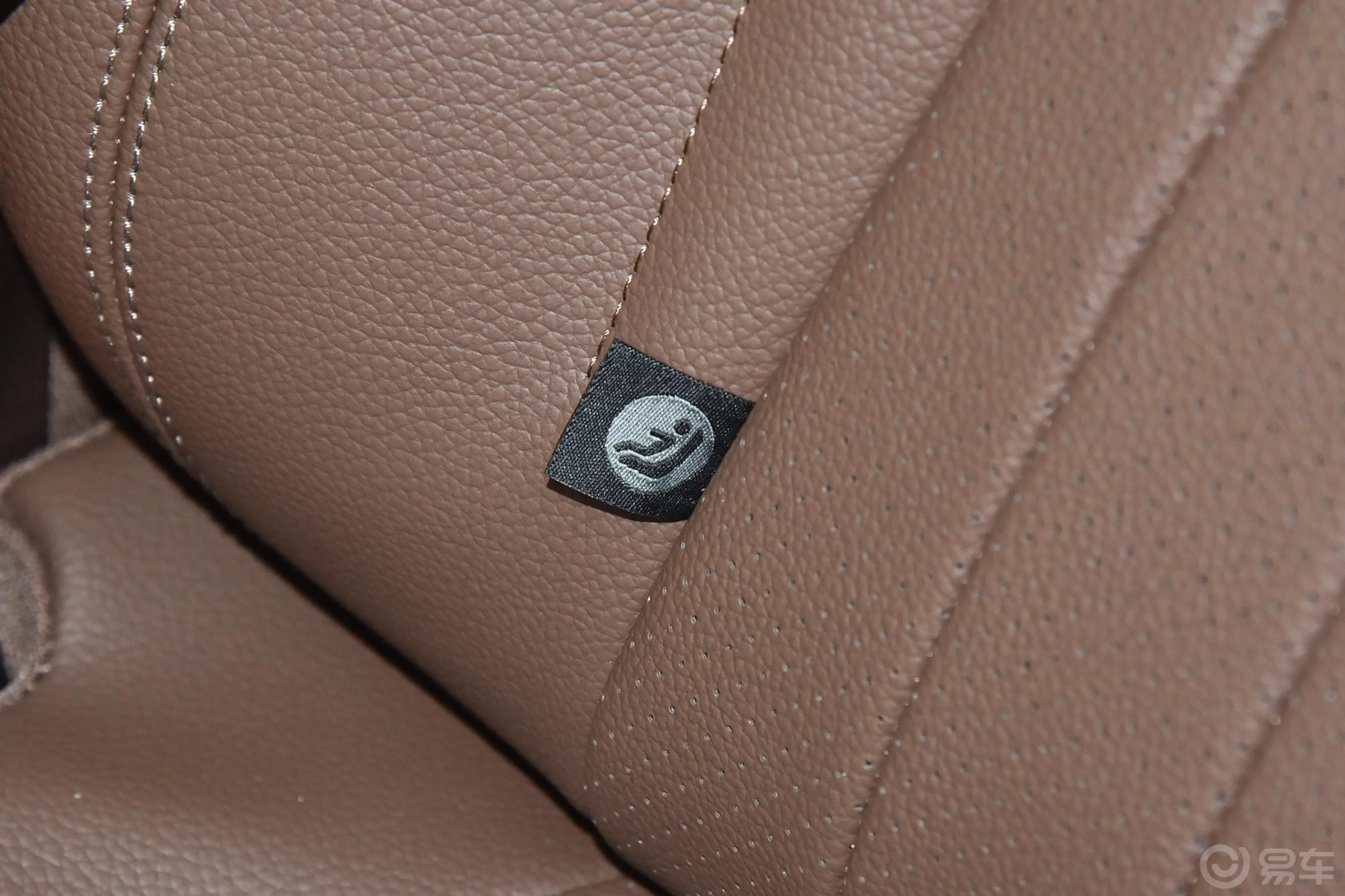 奔驰E级 插电混动改款 E 350 e L 插电式混合动力轿车儿童座椅接口