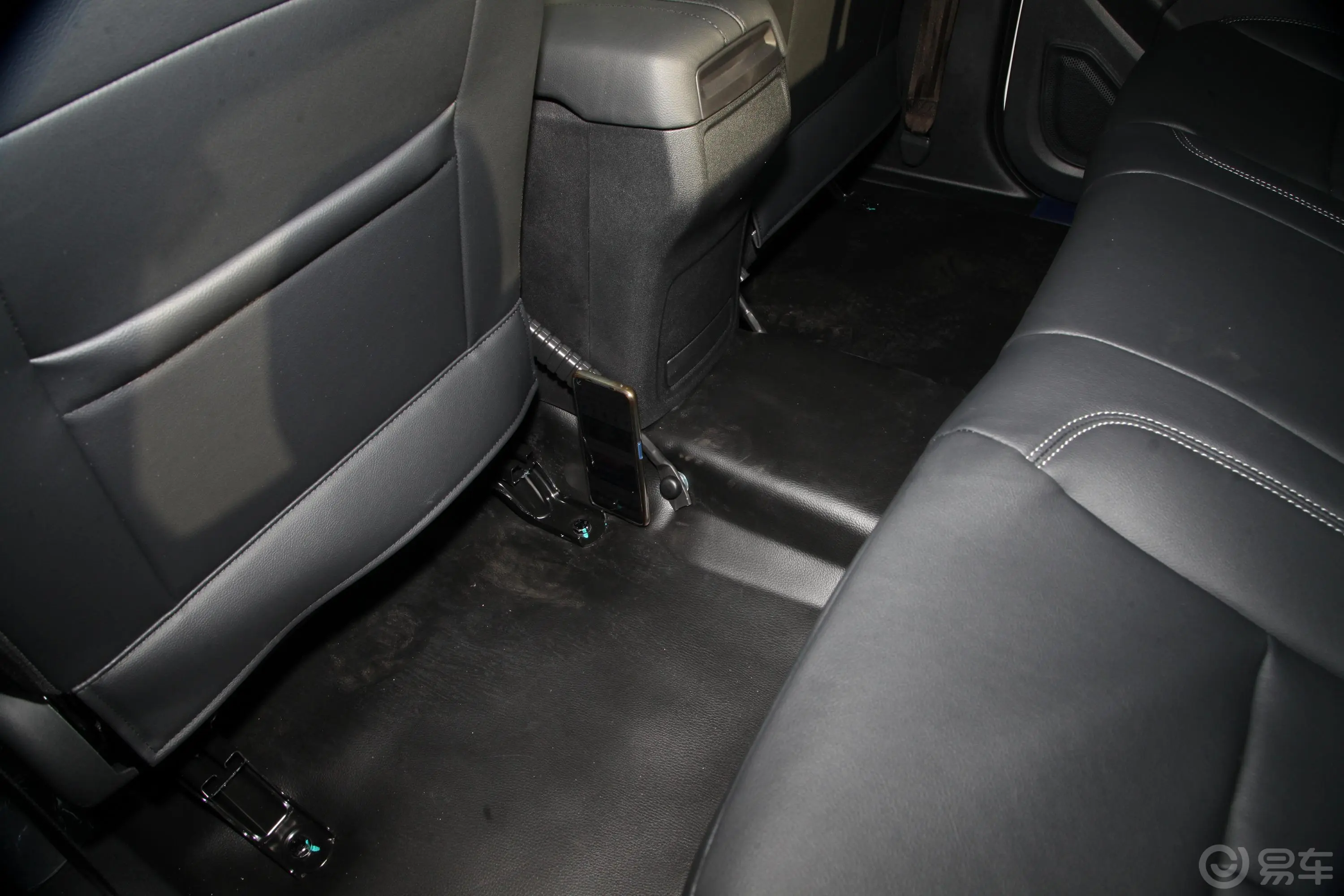 宝典低货台 1.8T 手动 两驱 标轴舒享版 汽油后排地板中间位置