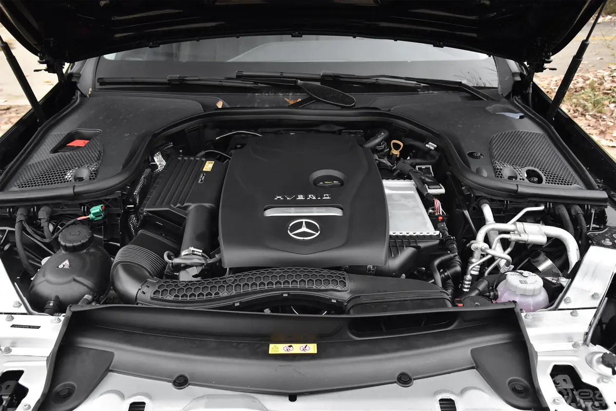 奔驰E级 插电混动改款 E 350 e L 插电式混合动力轿车外观
