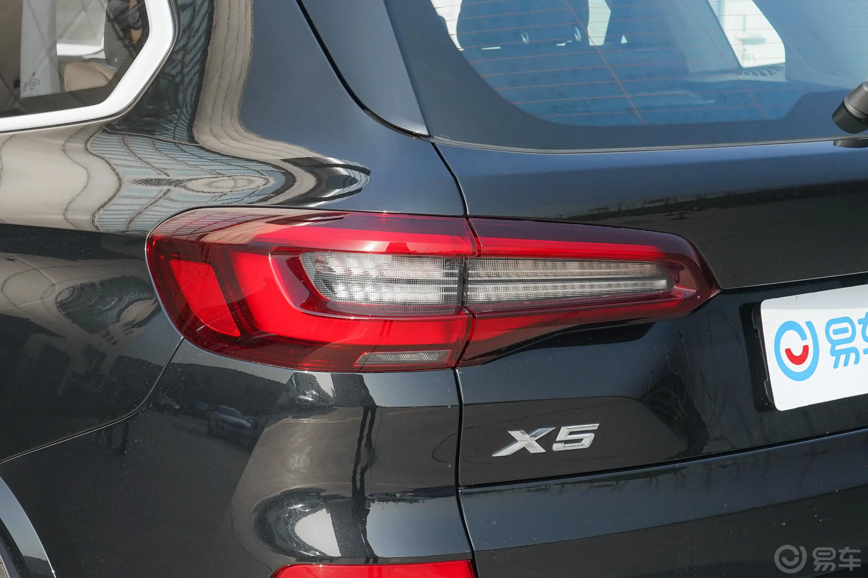 宝马X5(进口)xDrive40i M运动套装尾灯侧45度俯拍