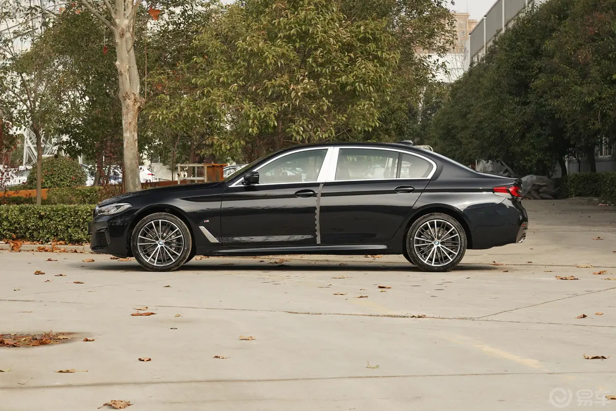 宝马5系改款 530Li xDrive M运动套装正侧车头向左水平