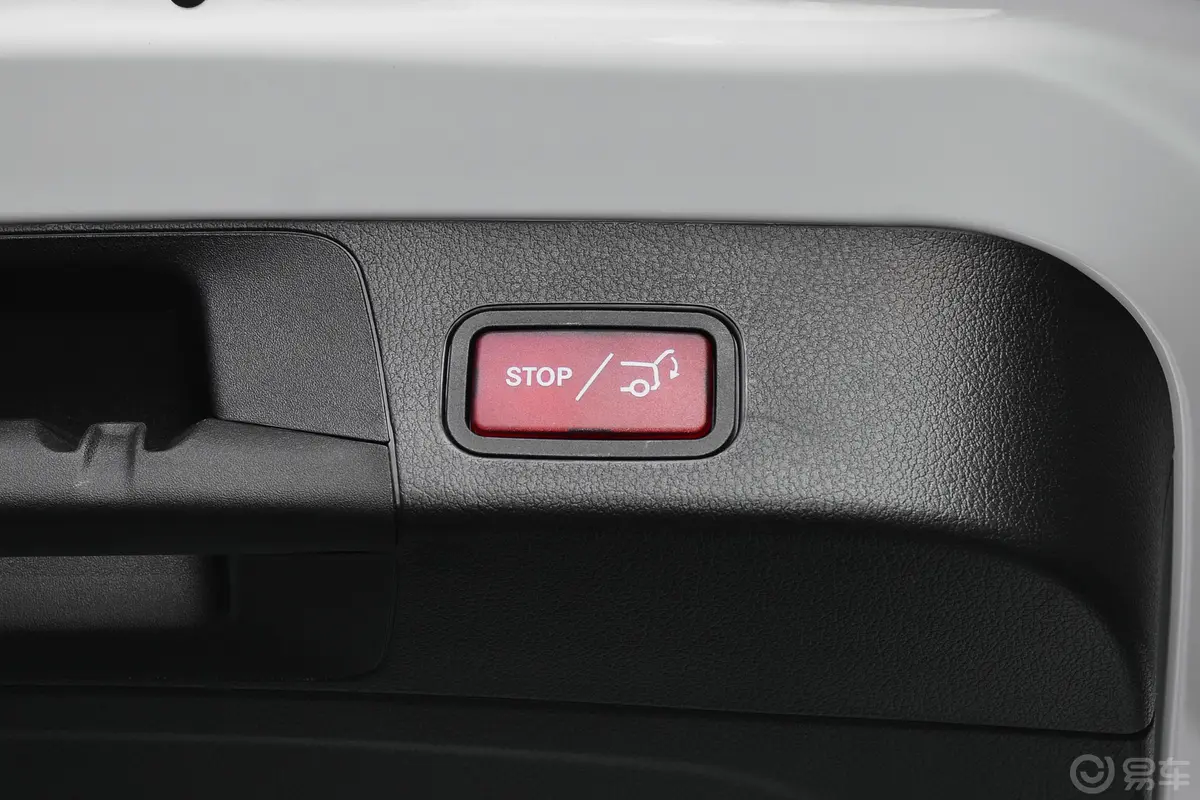 奔驰GLB改款 GLB 200 动感型电动尾门按键（手动扶手）