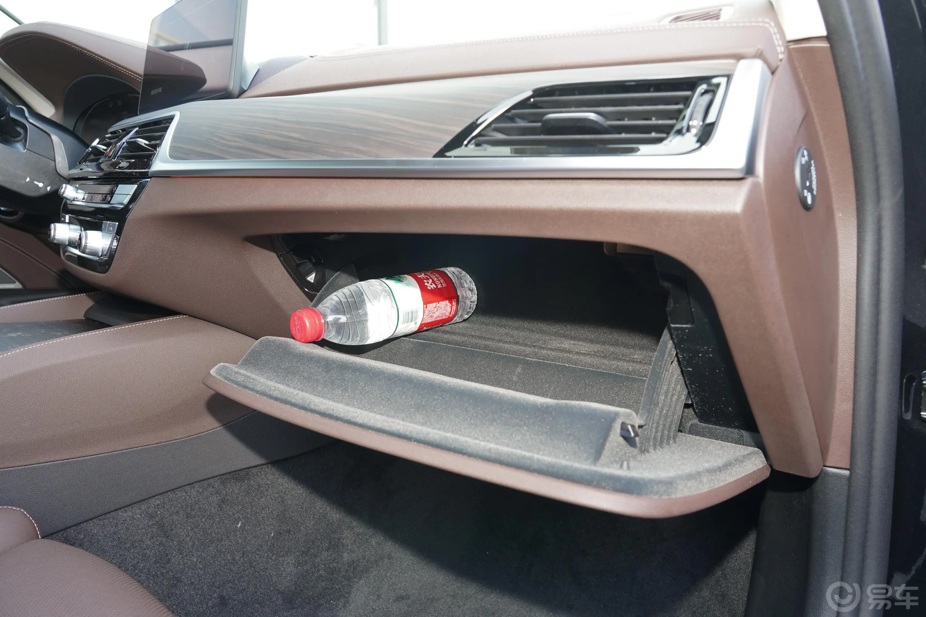 宝马5系改款 530Li 尊享型豪华套装手套箱空间水瓶横置