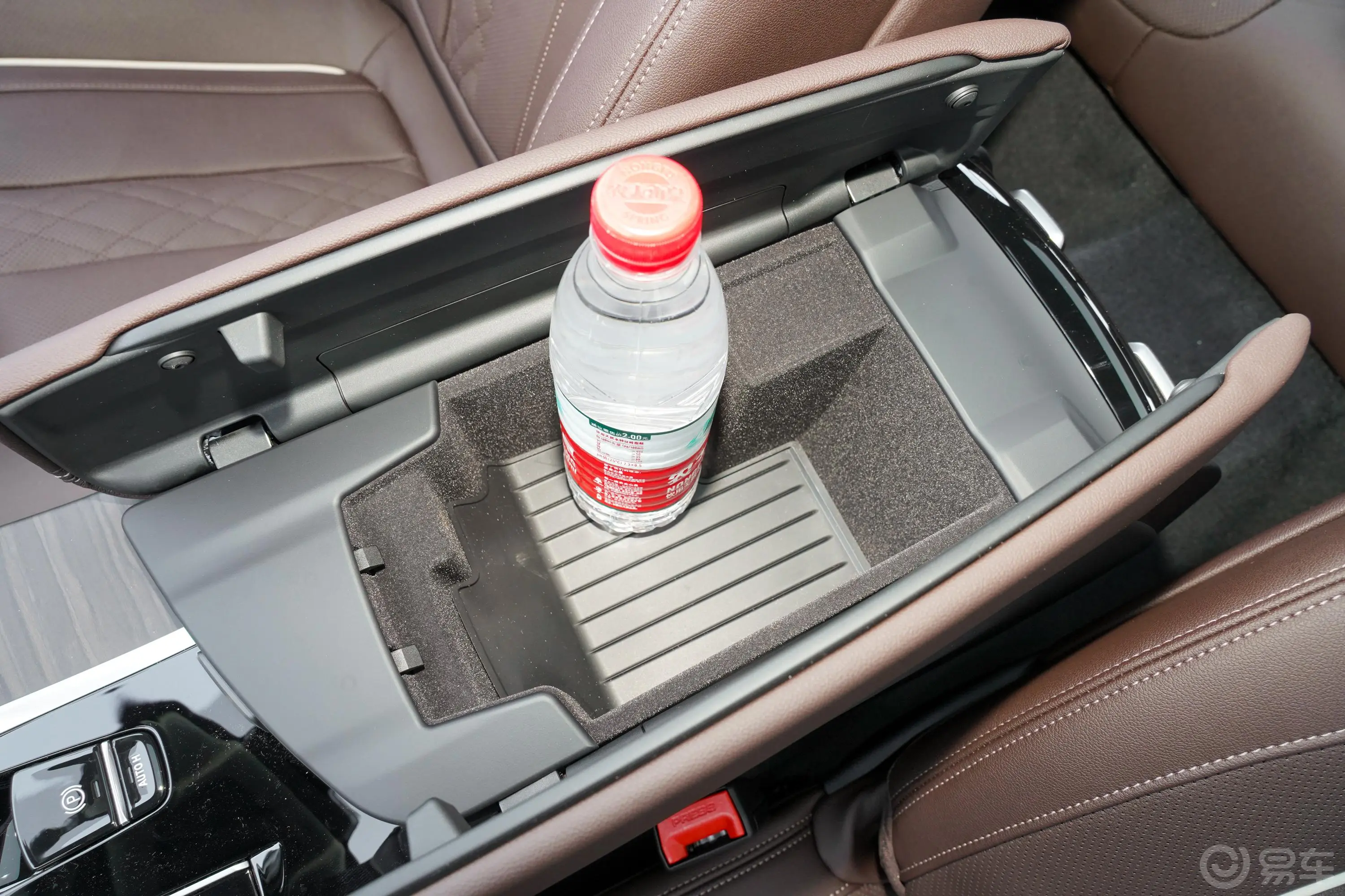 宝马5系改款 530Li 尊享型豪华套装前排扶手箱储物格