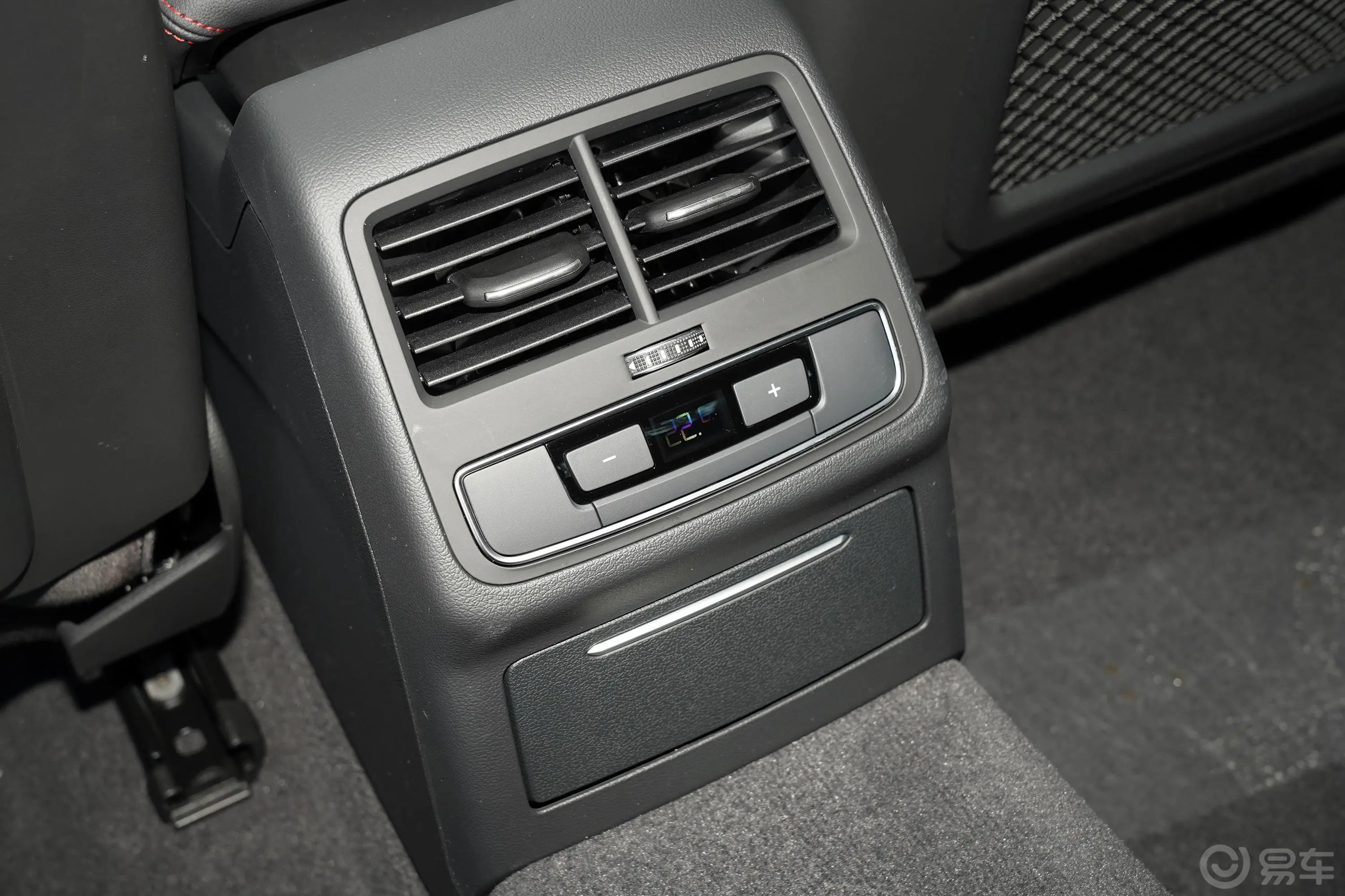 奥迪A4L40 TFSI RS套件燃速型后排空调控制键