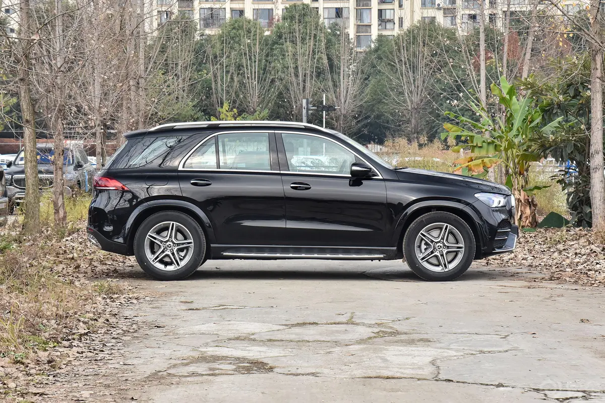 奔驰GLEGLE 450 4MATIC 豪华型正侧车头向右水平