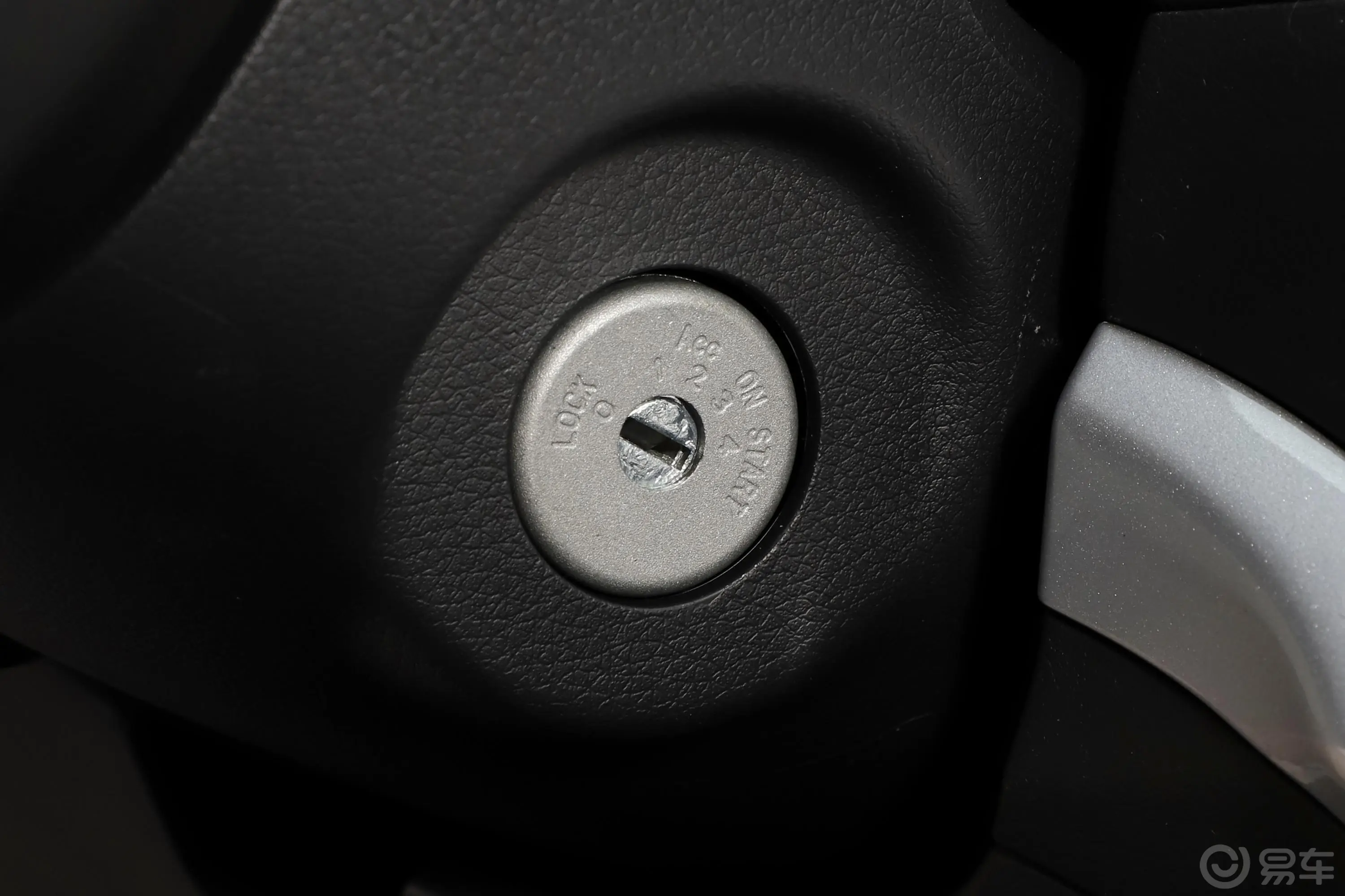 锐骐62.3T 自动平底货箱四驱豪华型 柴油钥匙孔或一键启动按键