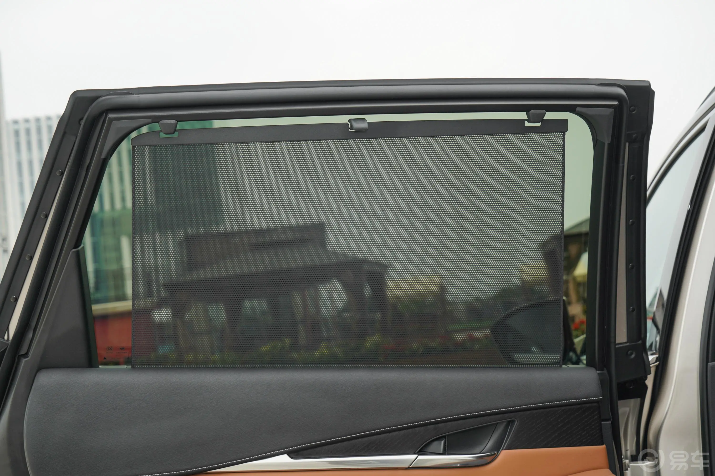 英菲尼迪QX602.0T 手自一体 四驱 旗舰版后排侧窗遮阳帘