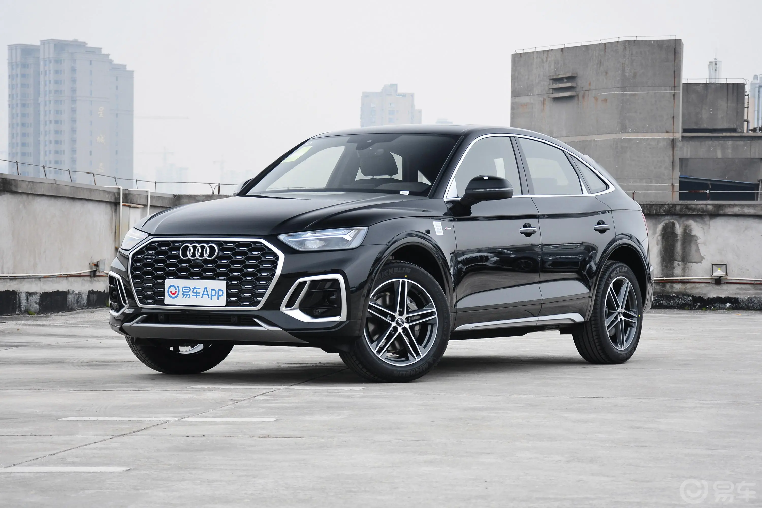 奥迪Q5L Sportback40 TFSI 时尚型侧前45度车头向左水平