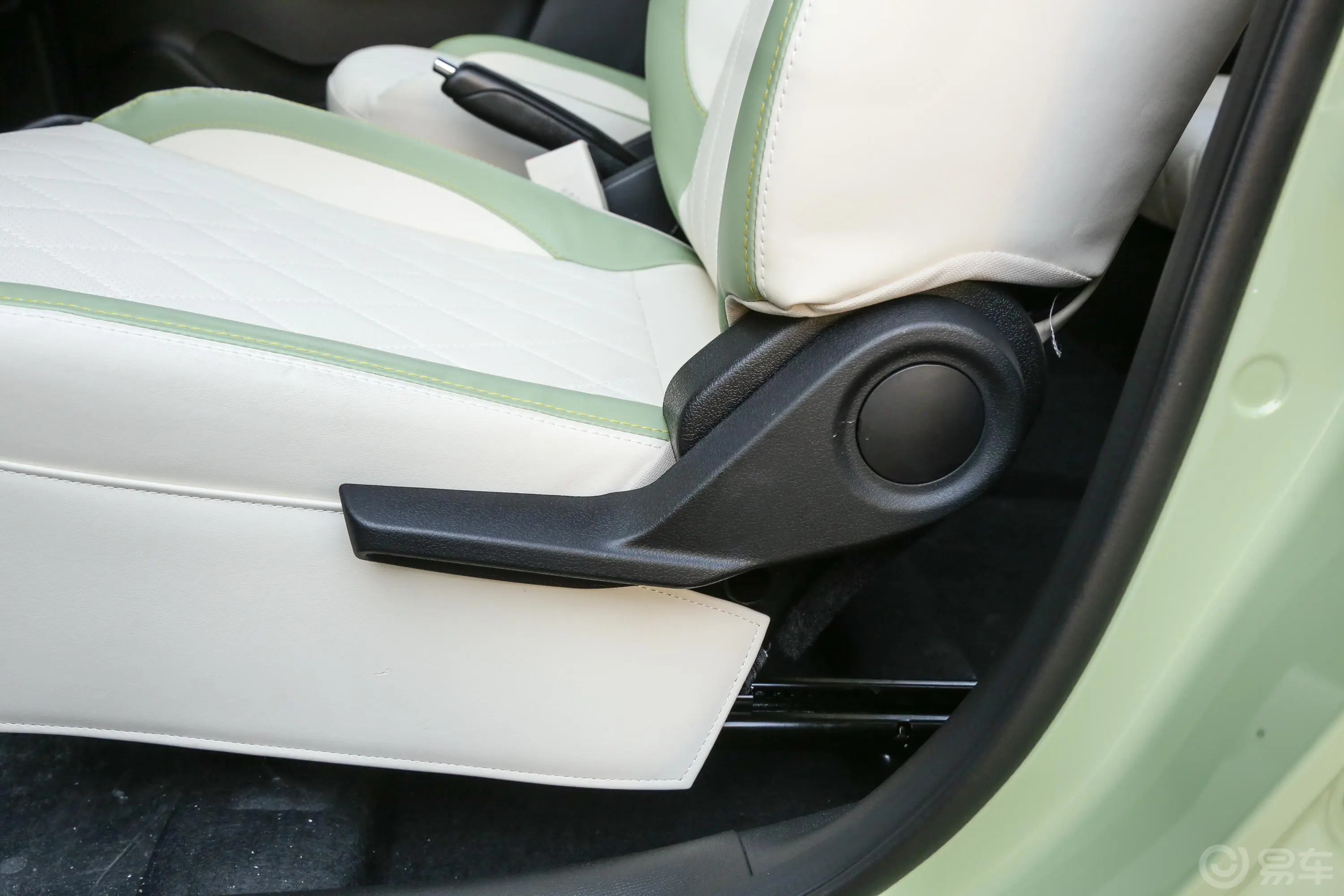 芒果Pro335km 高配版主驾座椅调节