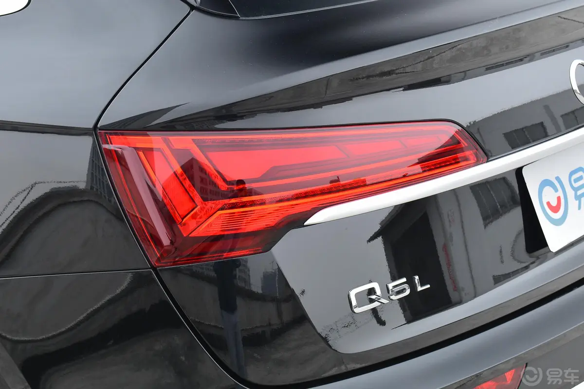 奥迪Q5L Sportback40 TFSI 时尚型尾灯侧45度俯拍