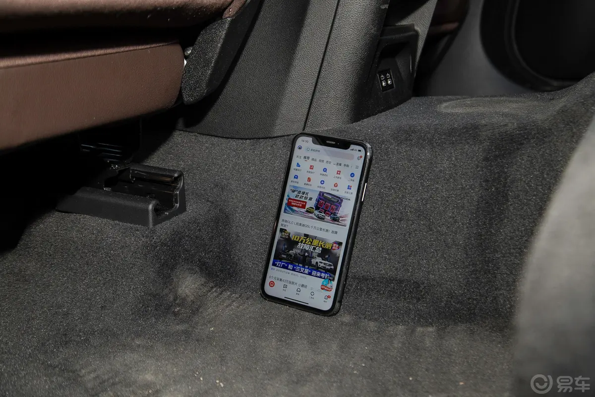 宝马X3改款 xDrive30i 尊享型 M曜夜套装后排地板中间位置
