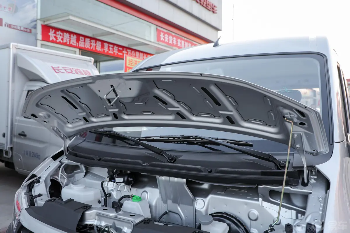 跨越星V31.5L 客车标准型 6座前舱盖内侧