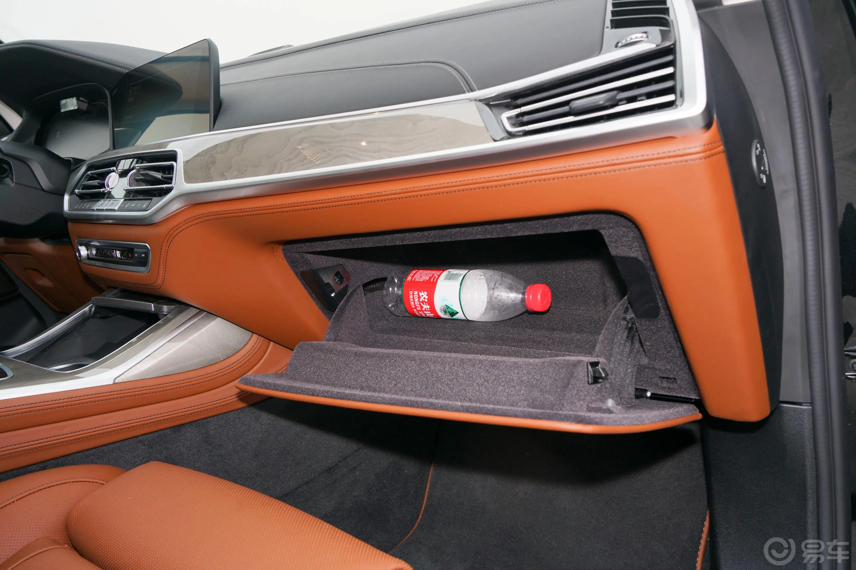 宝马X7xDrive40i 行政型 豪华套装手套箱空间水瓶横置