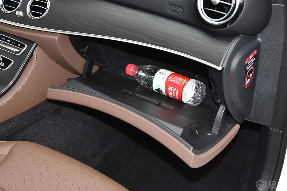 奔驰E级改款 E 300 L 运动时尚型手套箱空间水瓶横置