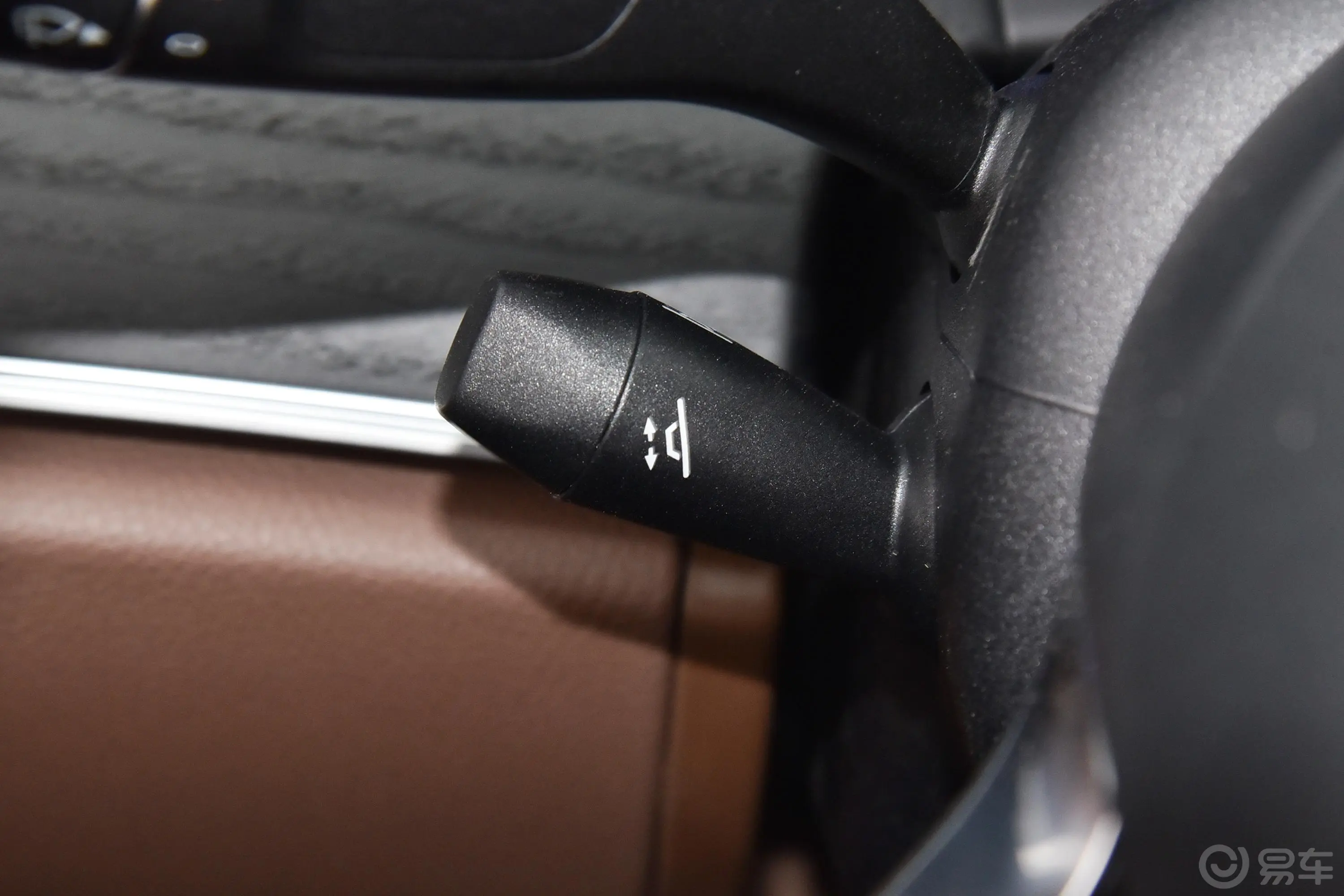 奔驰E级改款 E 300 L 运动时尚型方向盘调节