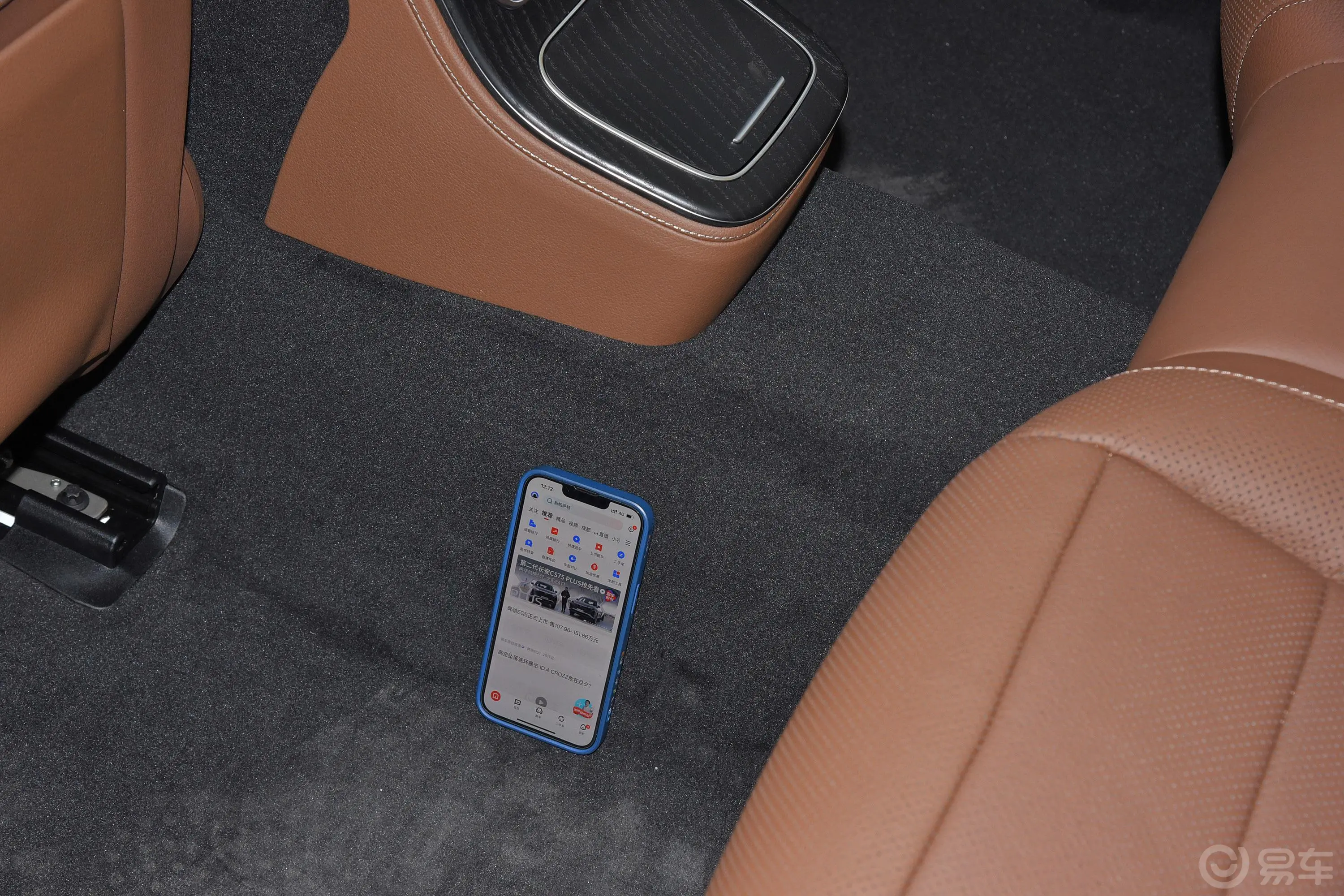 奔驰E级改款 E 300 L 运动尊贵型后排地板中间位置