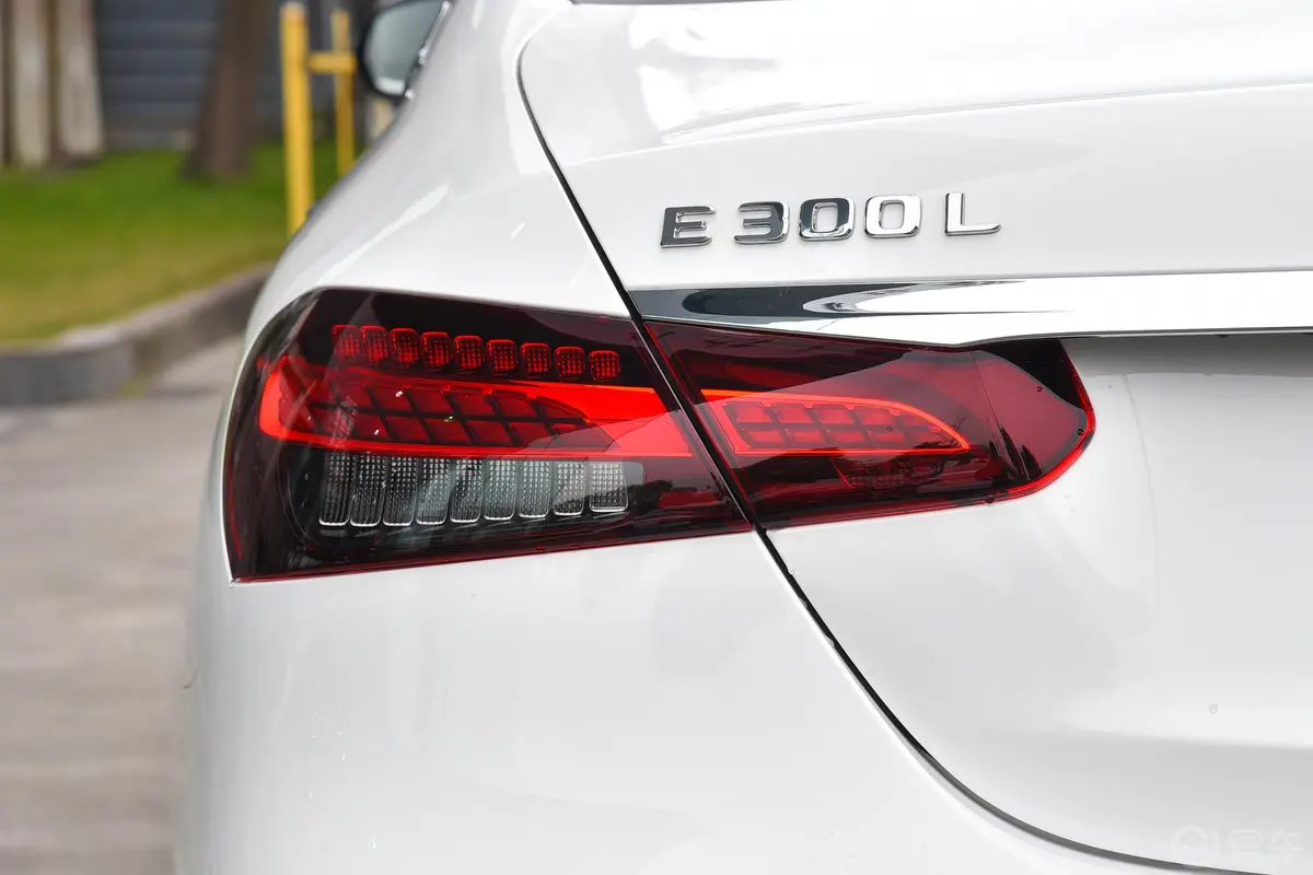 奔驰E级改款 E 300 L 运动尊贵型外观