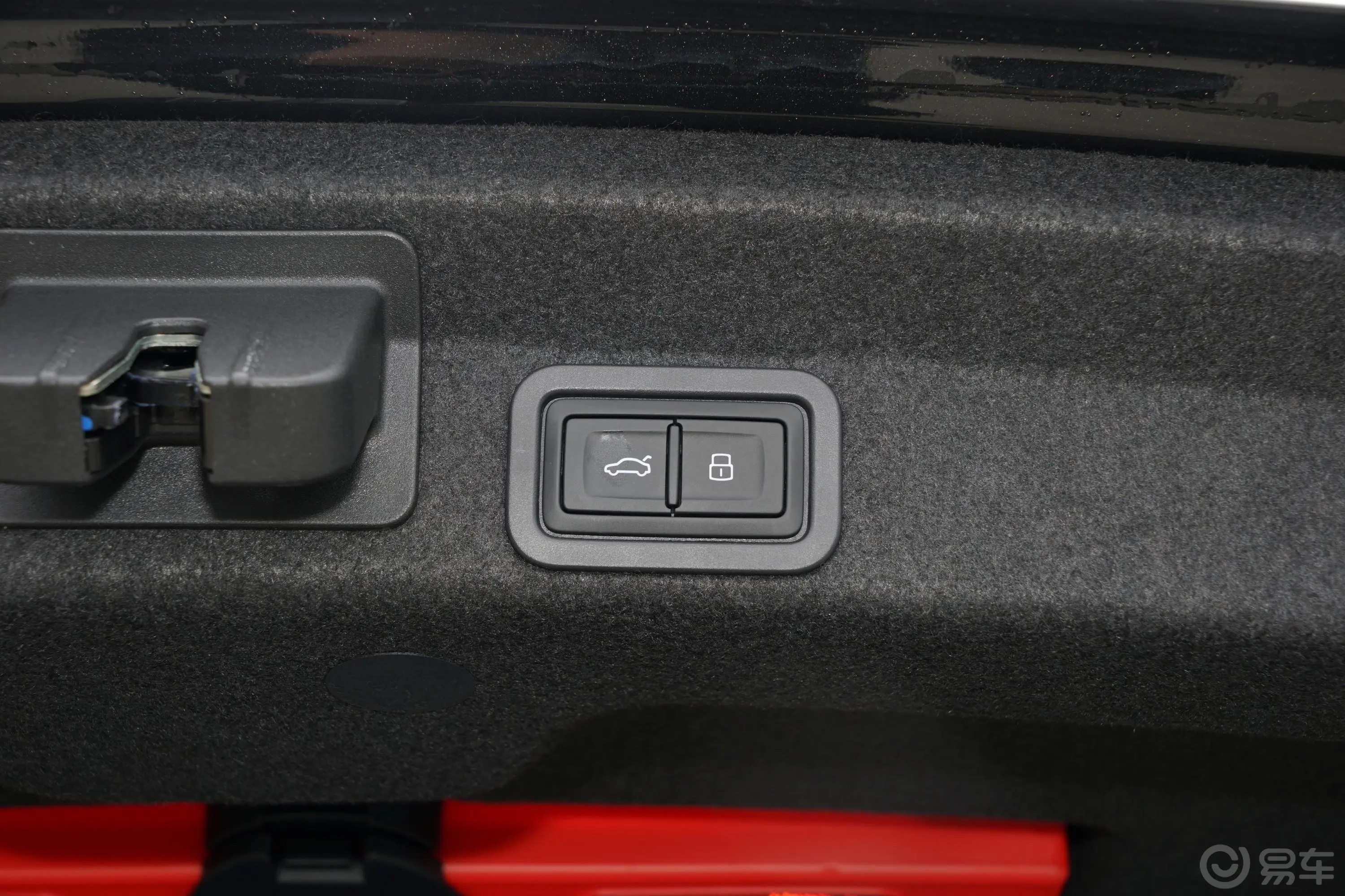 奥迪A6L45 TFSI quattro 尊享动感型电动尾门按键（手动扶手）