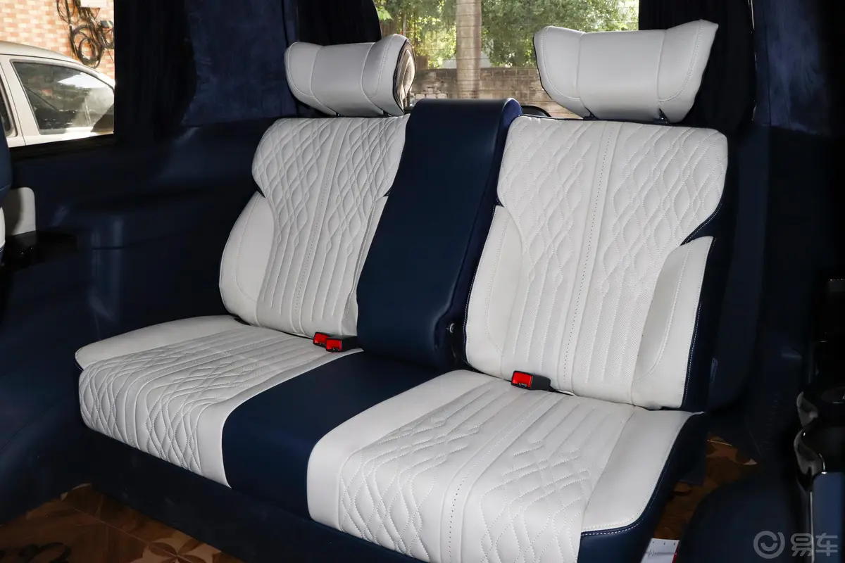风行M7领爵款 2.0T 自动星空版第三排座椅
