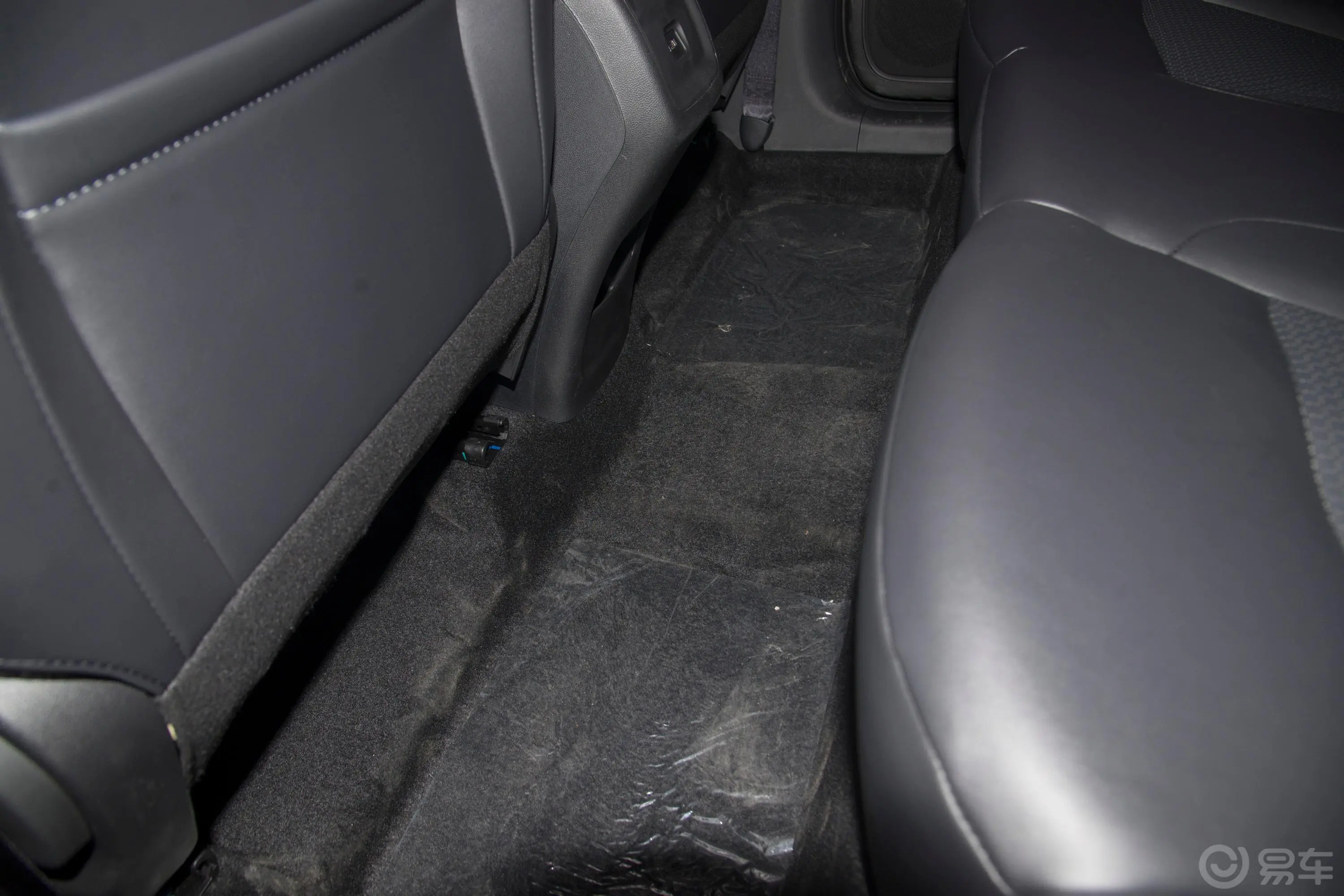 长安CS35PLUS改款 荣耀百万版 1.6L 手动 豪华型后排地板中间位置