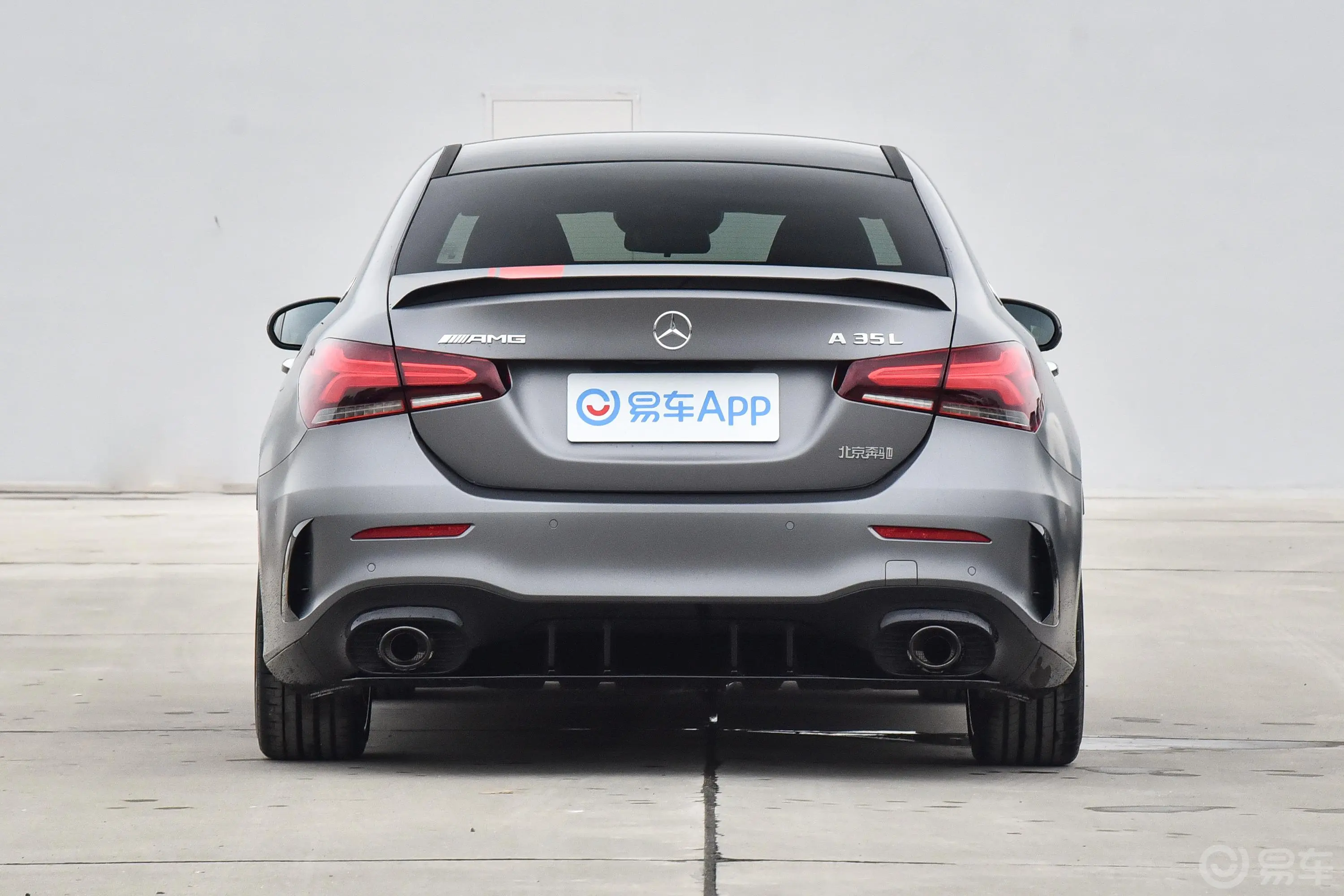 奔驰A级 AMGAMG A 35 L 4MATIC 炽夜特别版正后水平