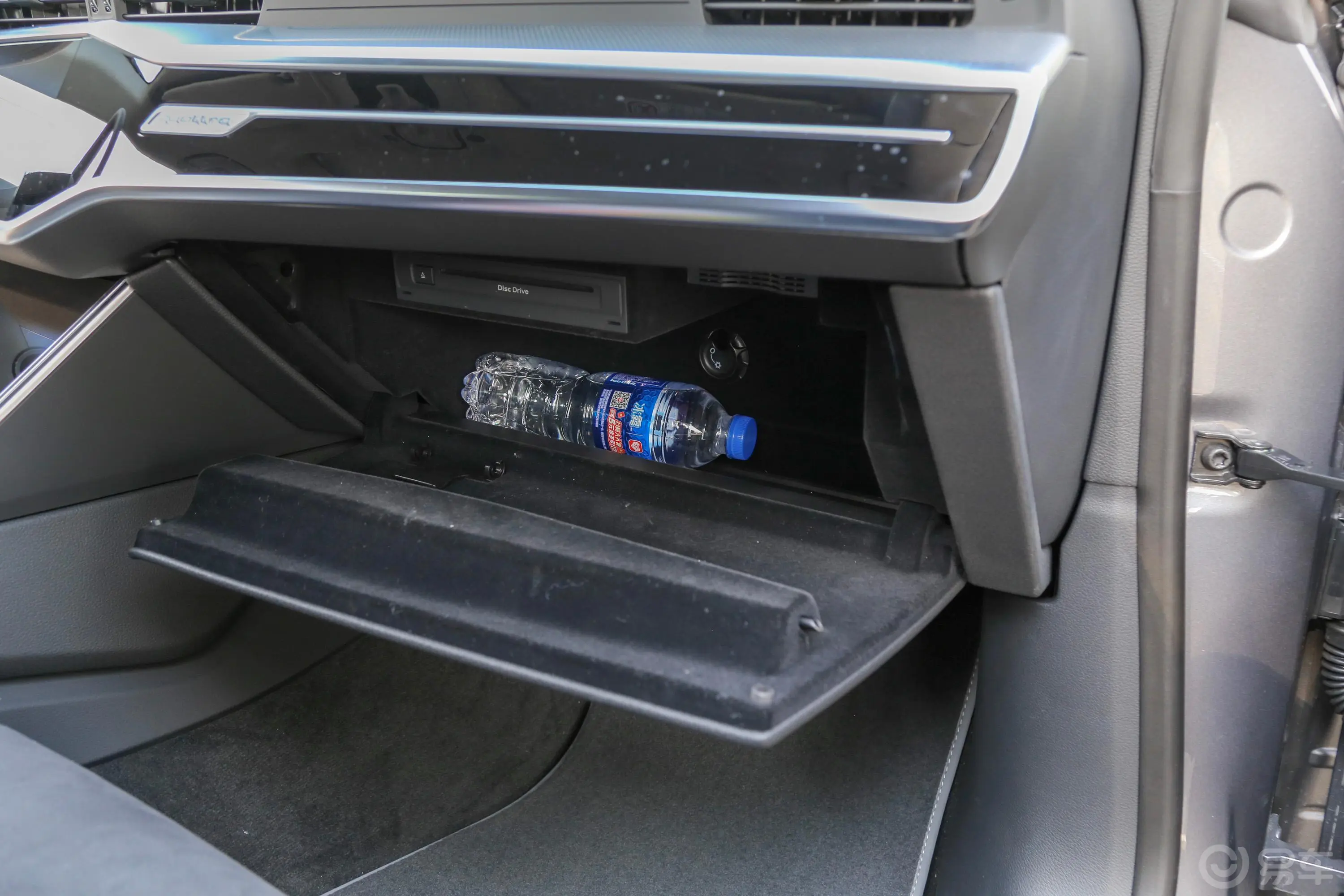 奥迪A7L45 TFSI quattro S-line 见远型 流晶套装手套箱空间水瓶横置