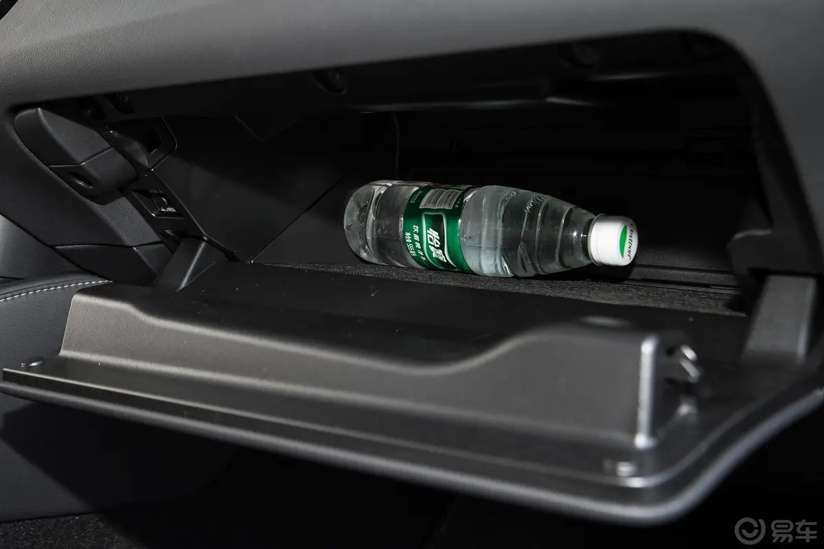 雷克萨斯ES200 CVT豪华版手套箱空间水瓶横置