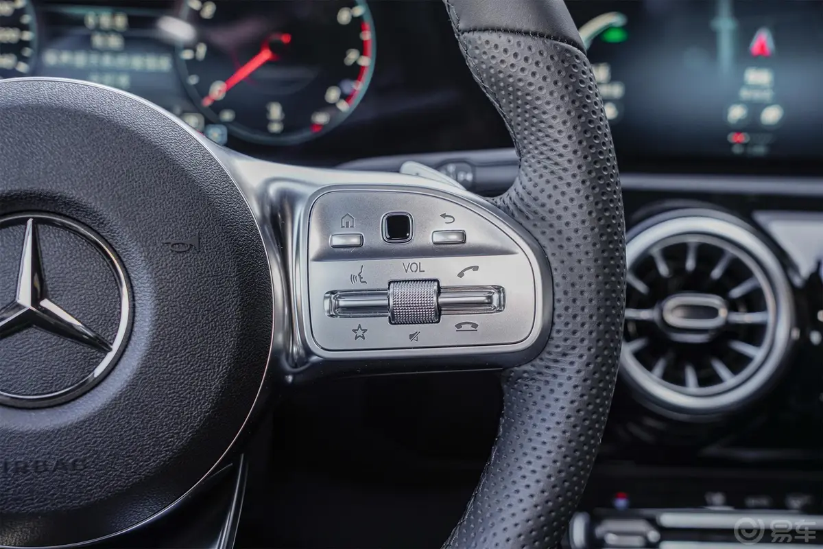 奔驰A级改款 A 200 L 运动轿车时尚型右侧方向盘功能按键
