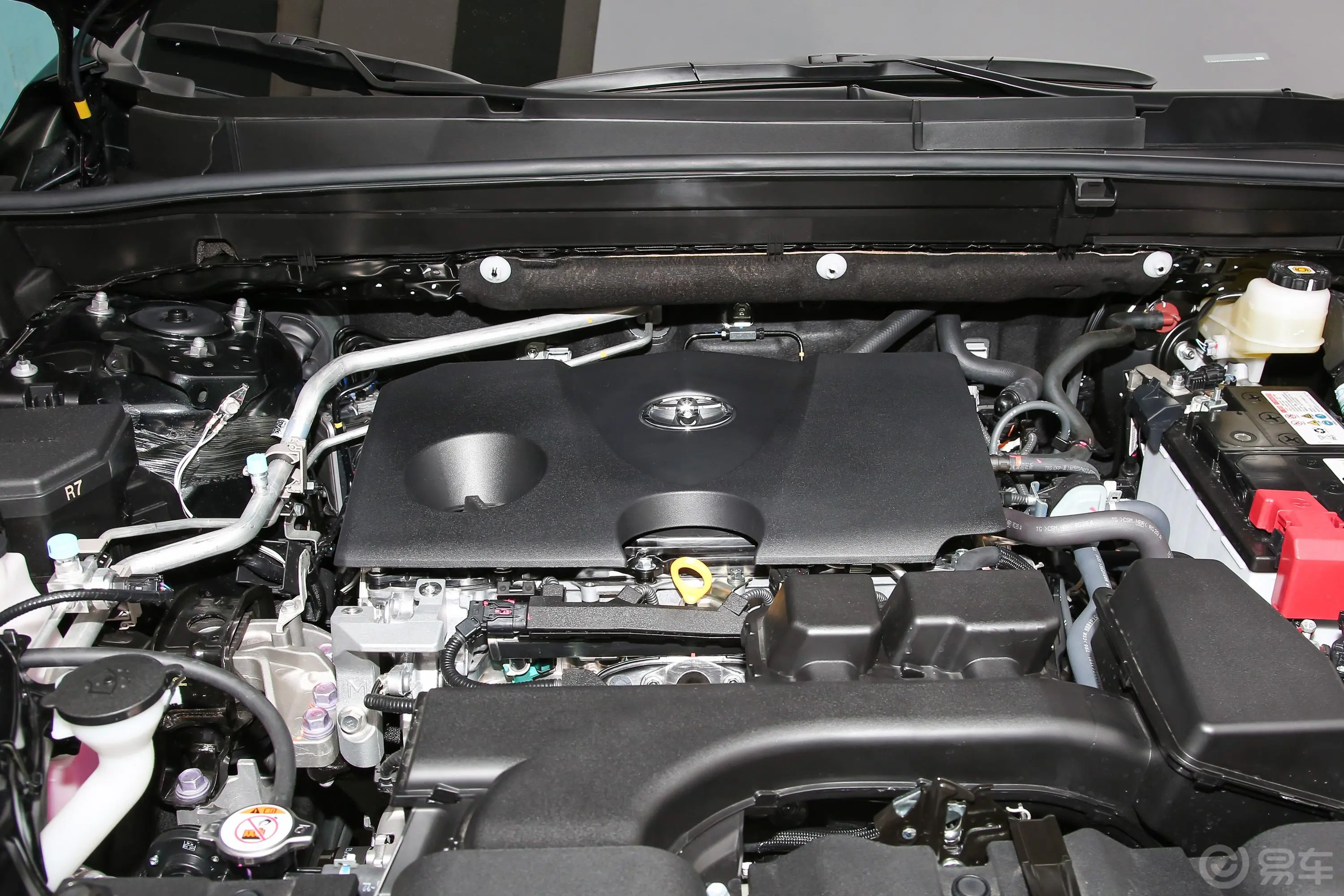 威飒2.0L CVT 四驱 至尊版发动机舱整体