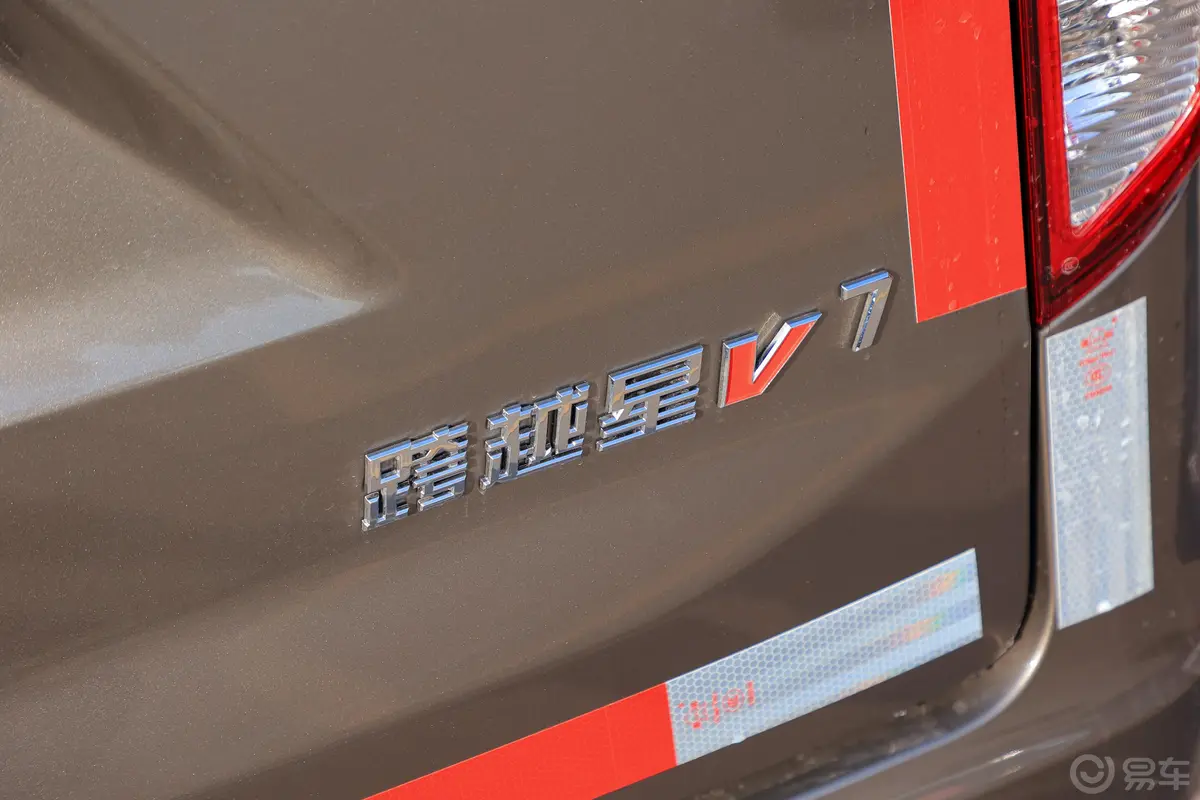 跨越星V71.6L 手动背掀门舒适型 5座外观