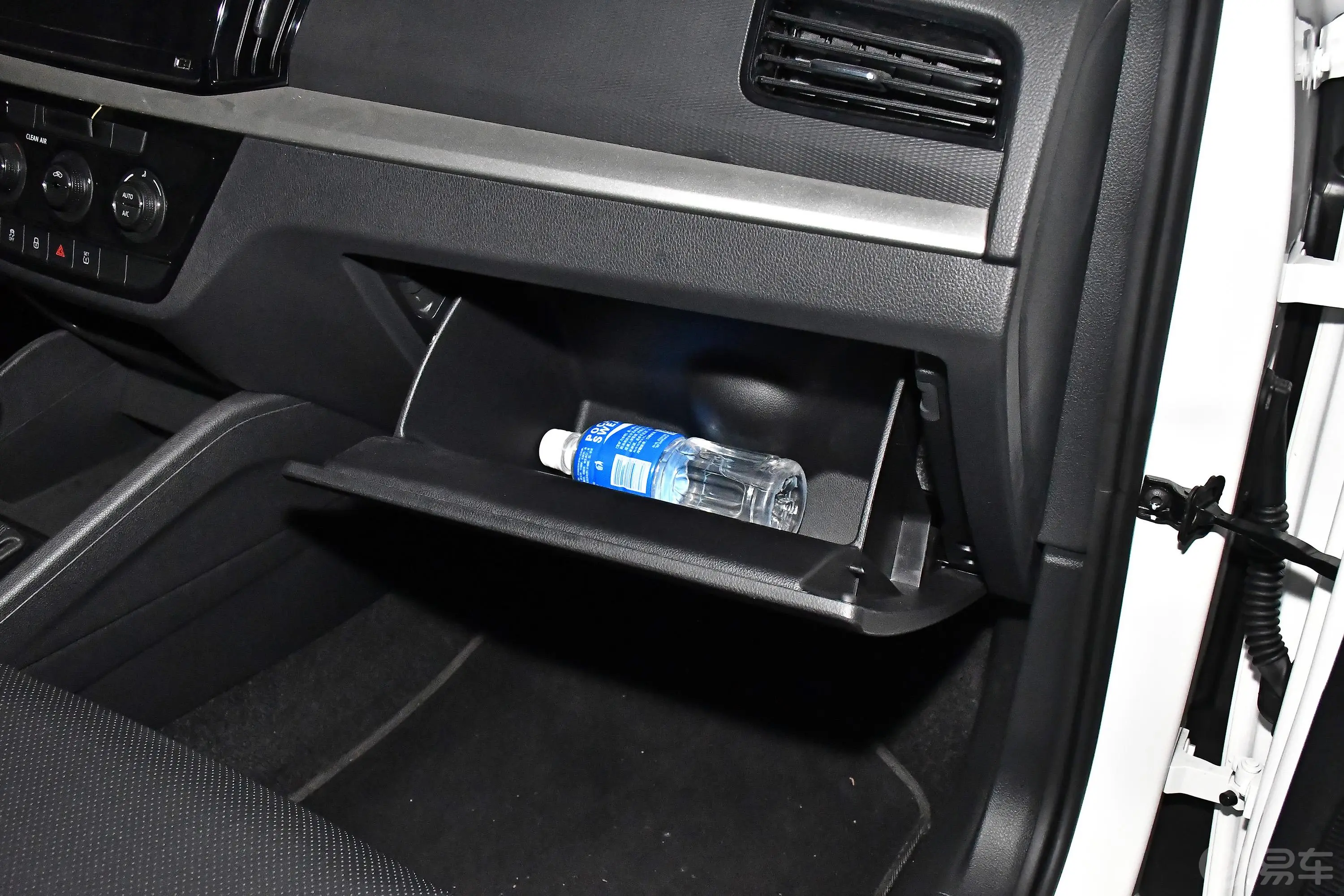 柯米克GT 1.5L 自动舒适版手套箱空间水瓶横置
