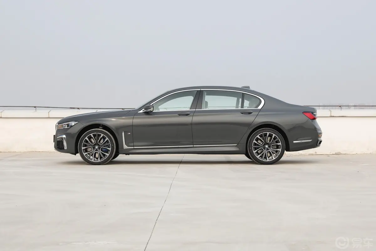 宝马7系740Li xDrive 行政型 M运动套装外观