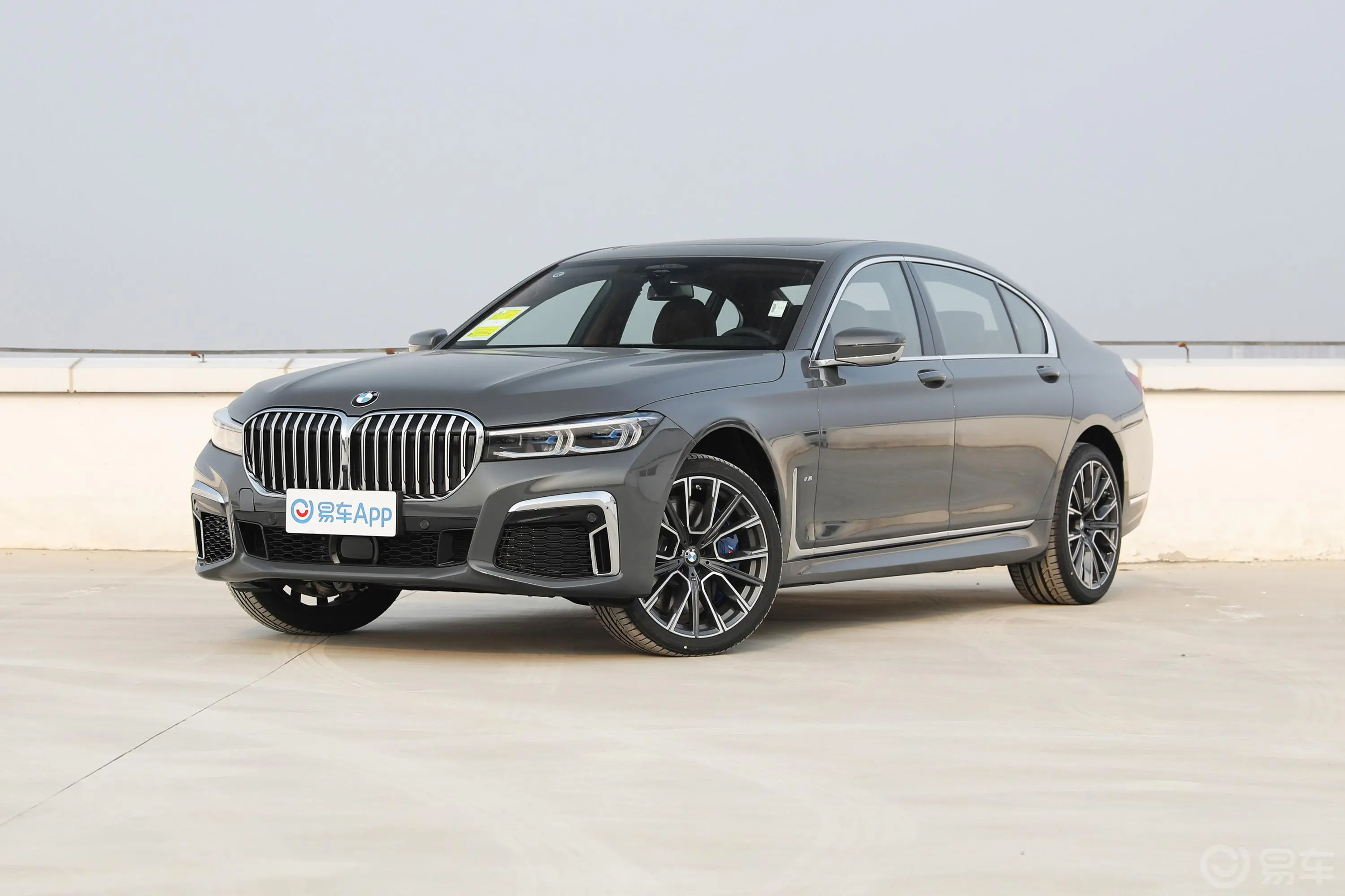 宝马7系740Li xDrive 行政型 M运动套装侧前45度车头向左水平