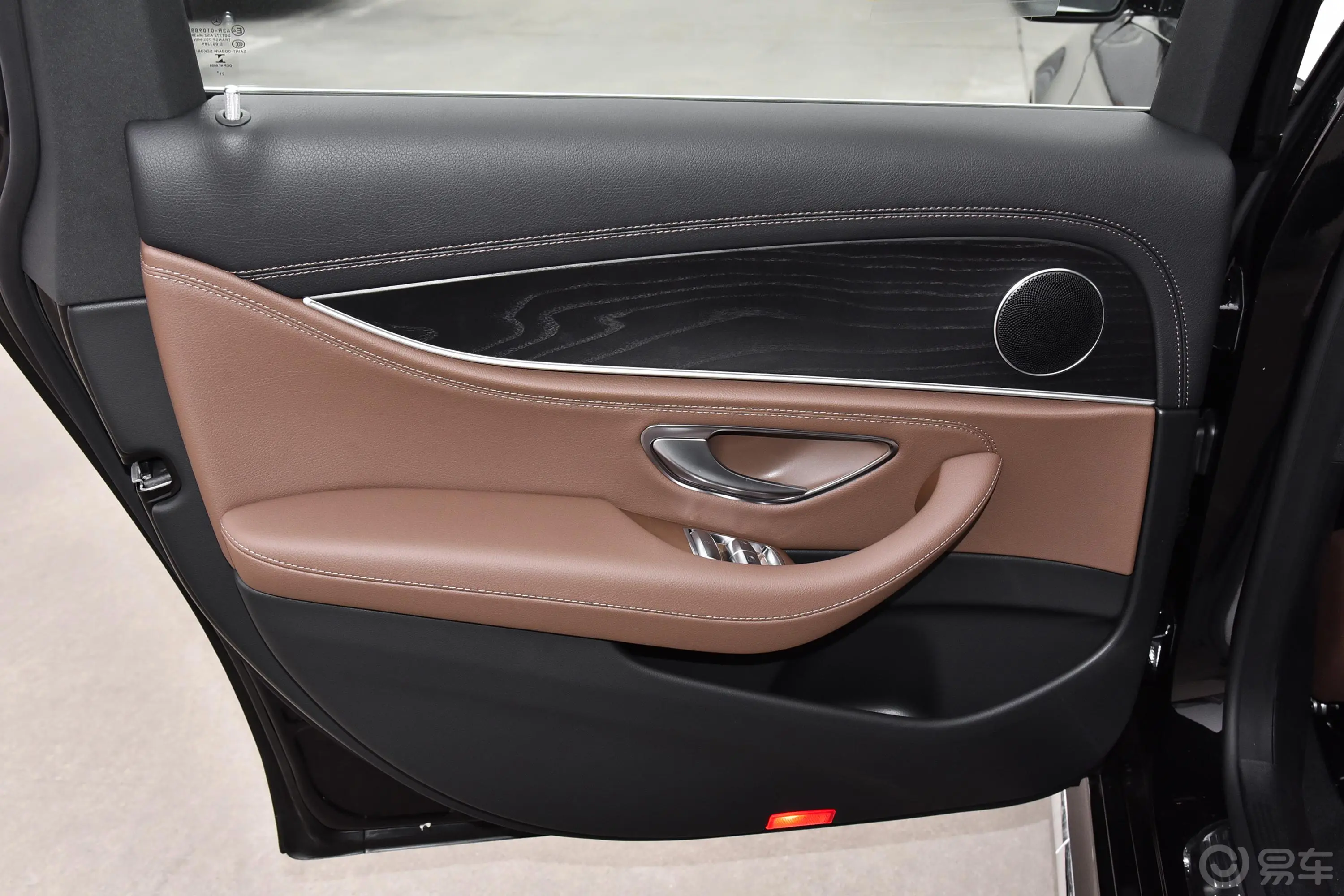 奔驰E级 插电混动改款 E 350 e L 插电式混合动力运动轿车空间
