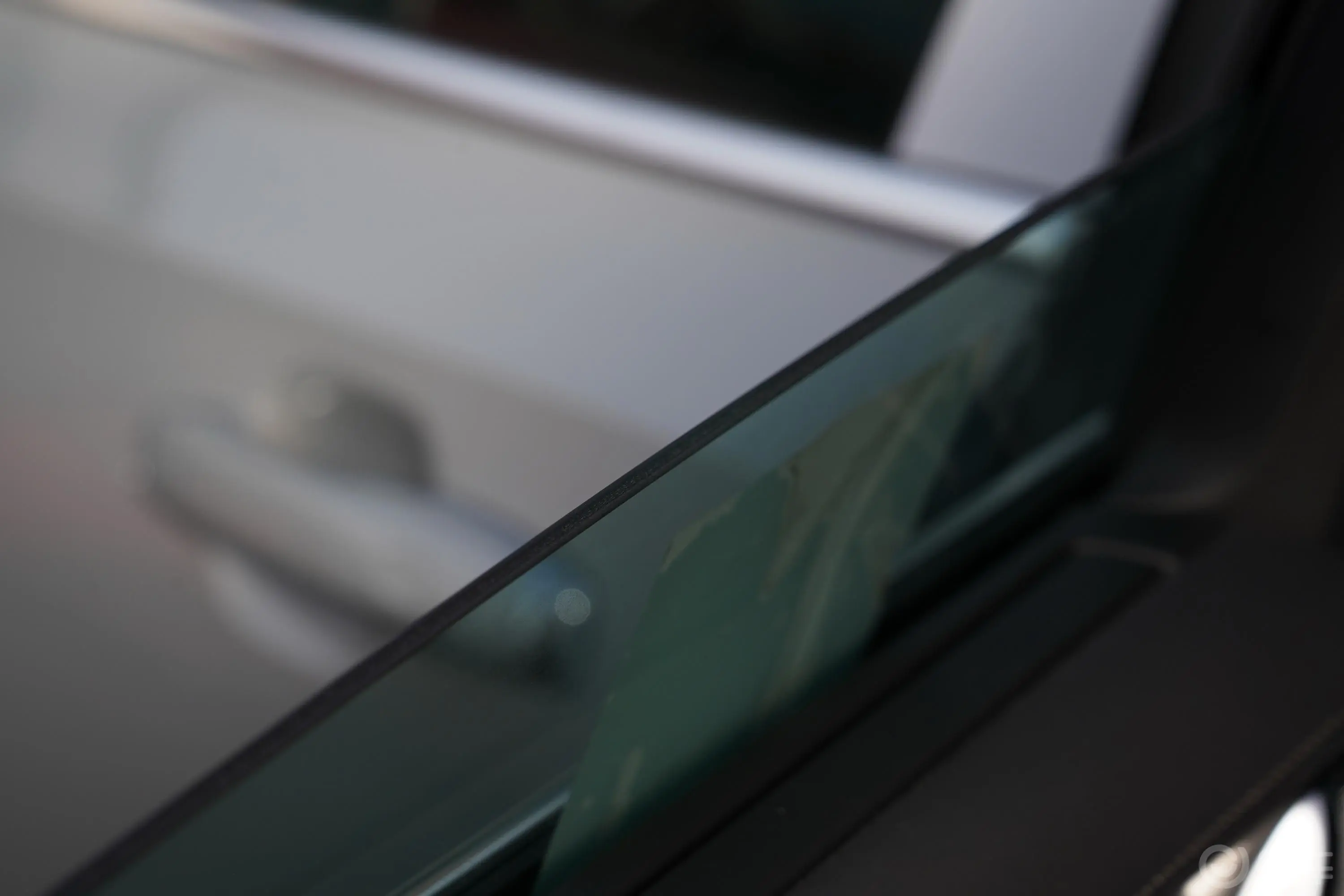 沃尔沃S90新能源改款 T8 智雅豪华版后排玻璃材质特写