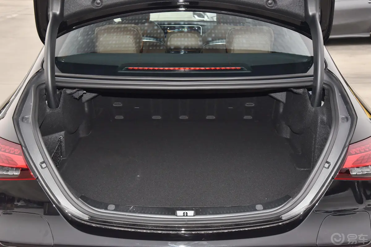 奔驰E级 插电混动改款 E 350 e L 插电式混合动力运动轿车后备厢空间特写