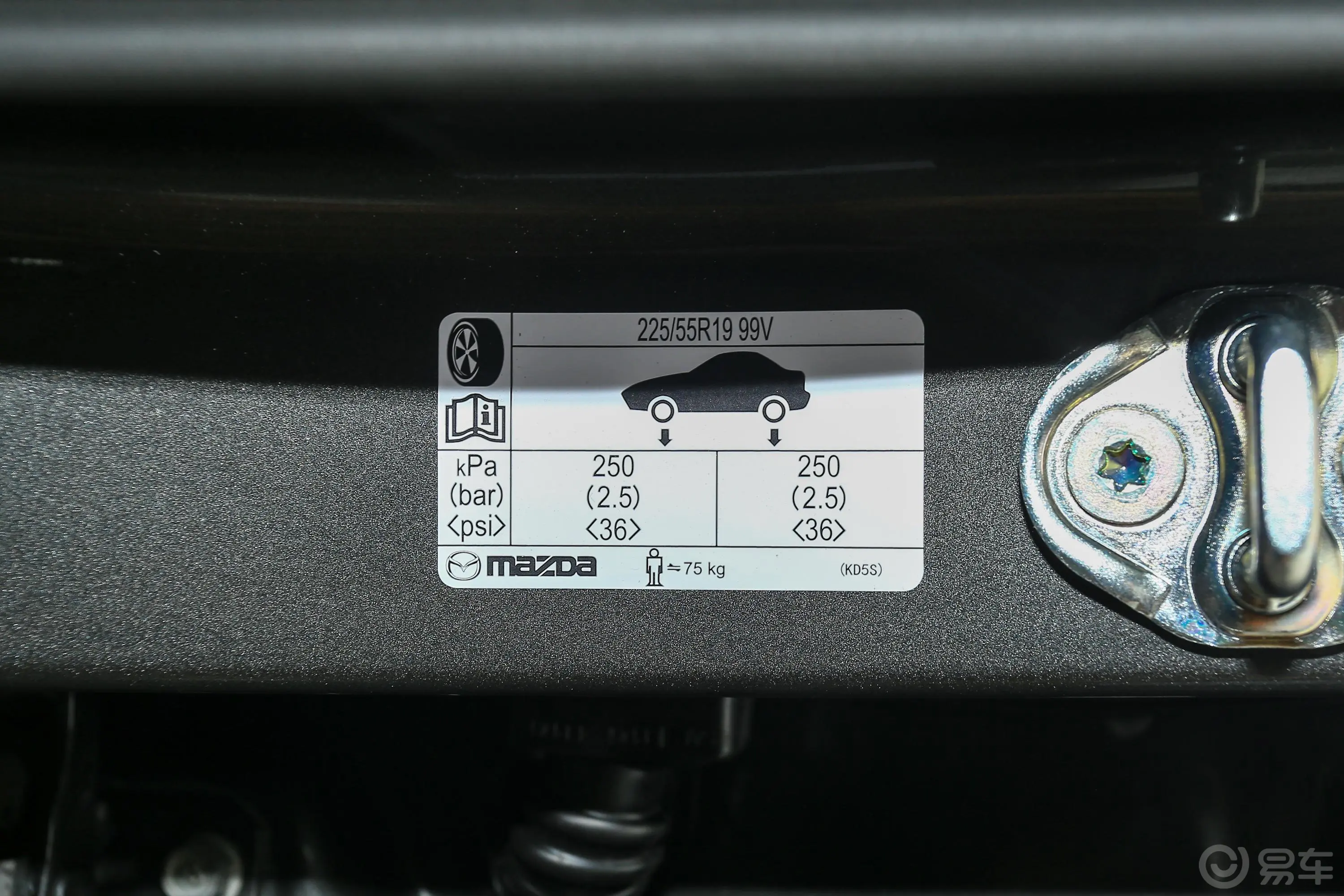 马自达CX-52.5L 四驱尊耀型胎压信息铭牌