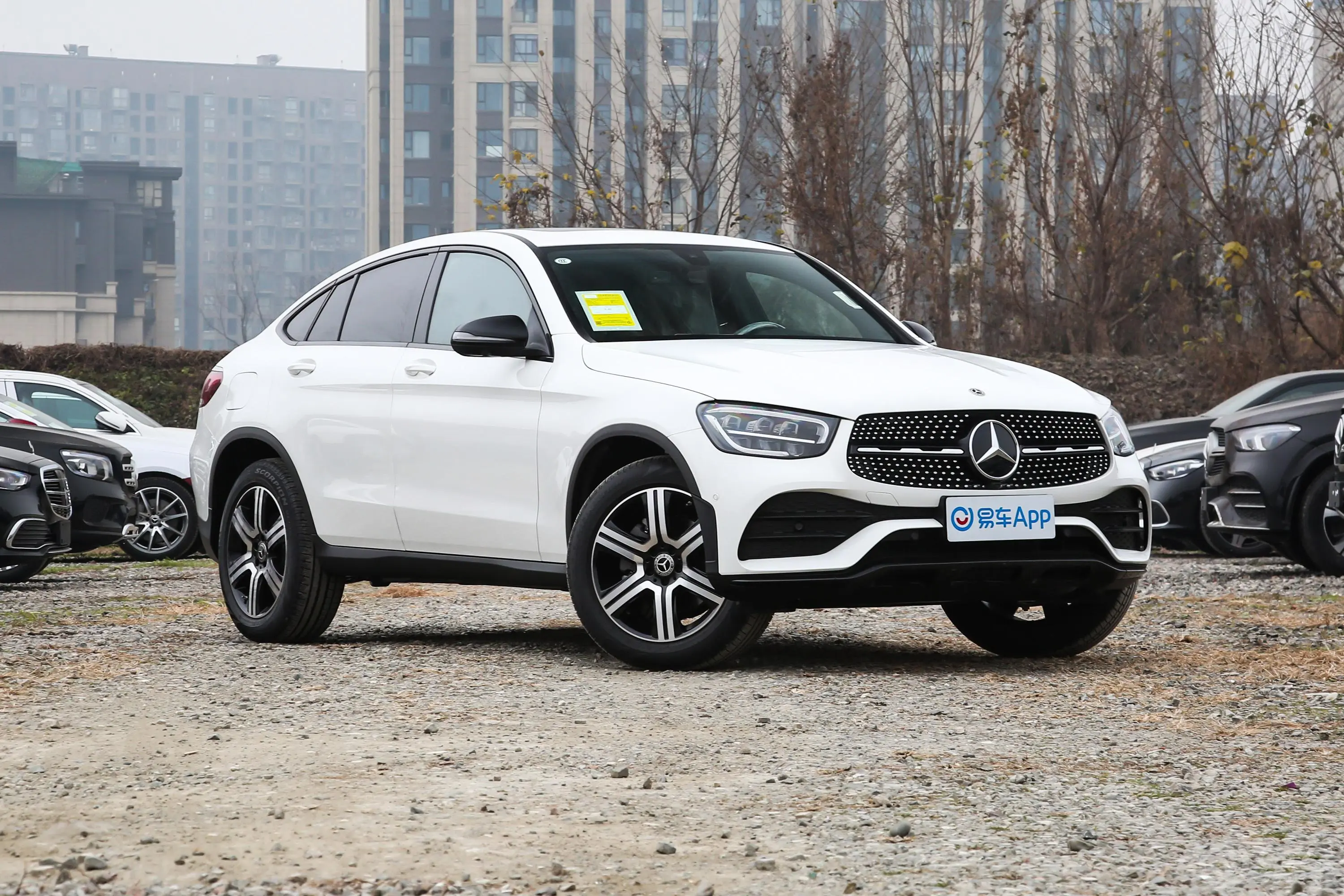 奔驰GLC轿跑改款 GLC 260 4MATIC 轿跑SUV侧前45度车头向右水平