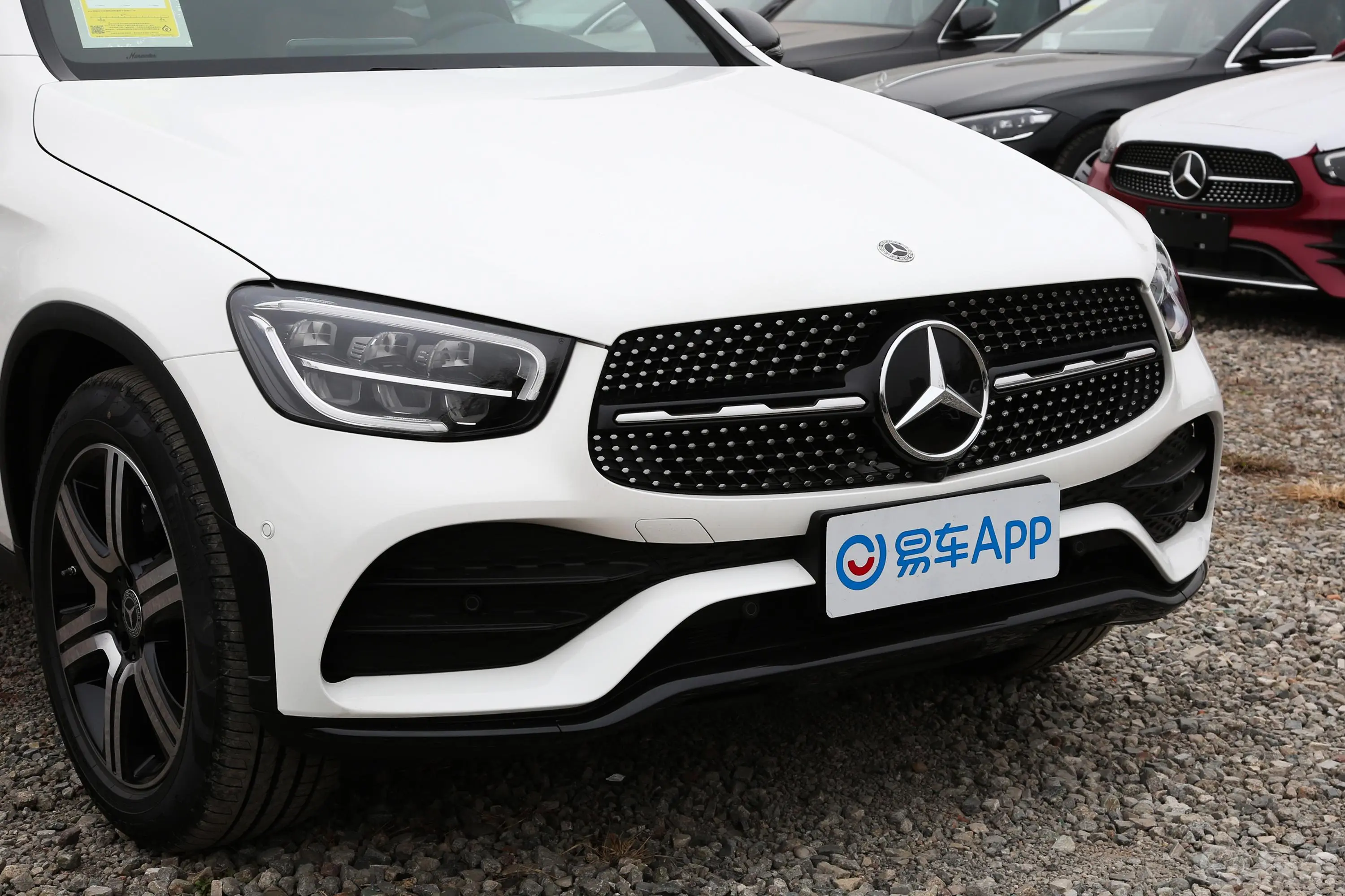 奔驰GLC轿跑改款 GLC 260 4MATIC 轿跑SUV前格栅侧俯拍