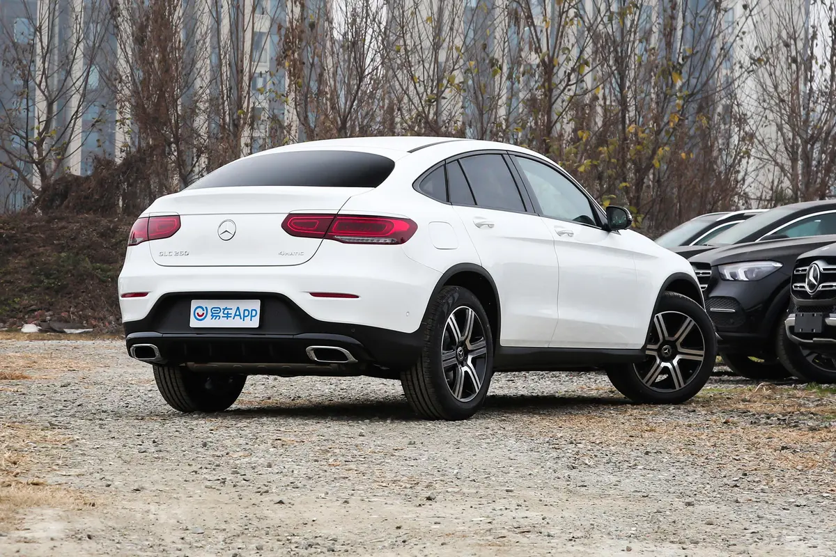 奔驰GLC轿跑改款 GLC 260 4MATIC 轿跑SUV侧后45度车头向右水平