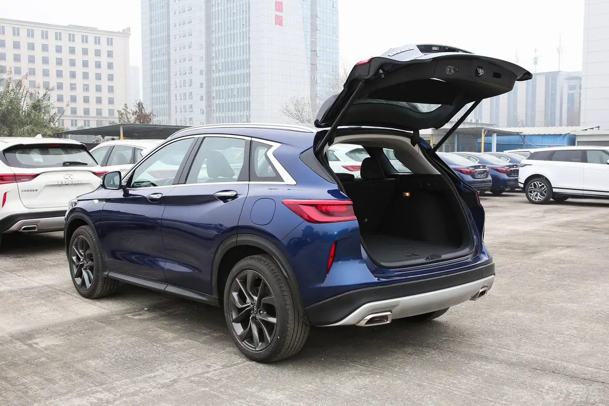 英菲尼迪QX502.0T 四驱领航版后备厢开启45度侧拍