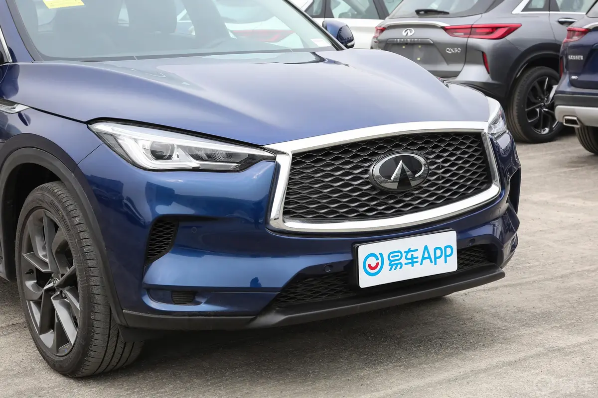 英菲尼迪QX502.0T 四驱领航版前格栅侧俯拍