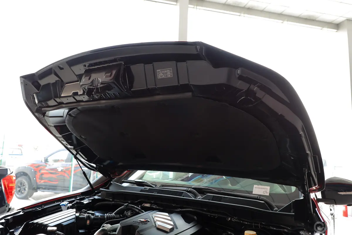 锐骐6穿越版 2.3T 自动四驱标准版 柴油前舱盖内侧