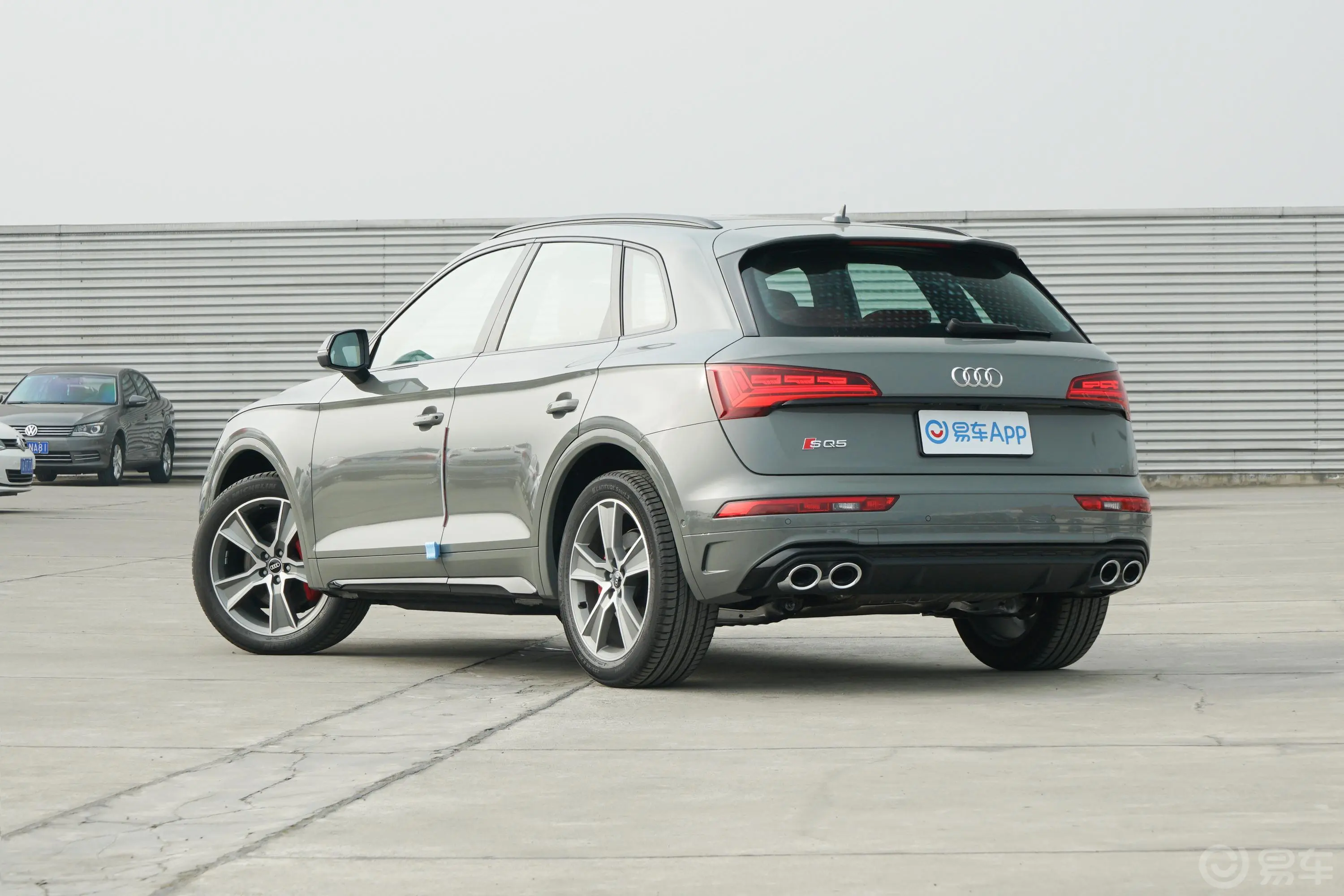 奥迪SQ53.0T quattro侧后45度车头向左水平