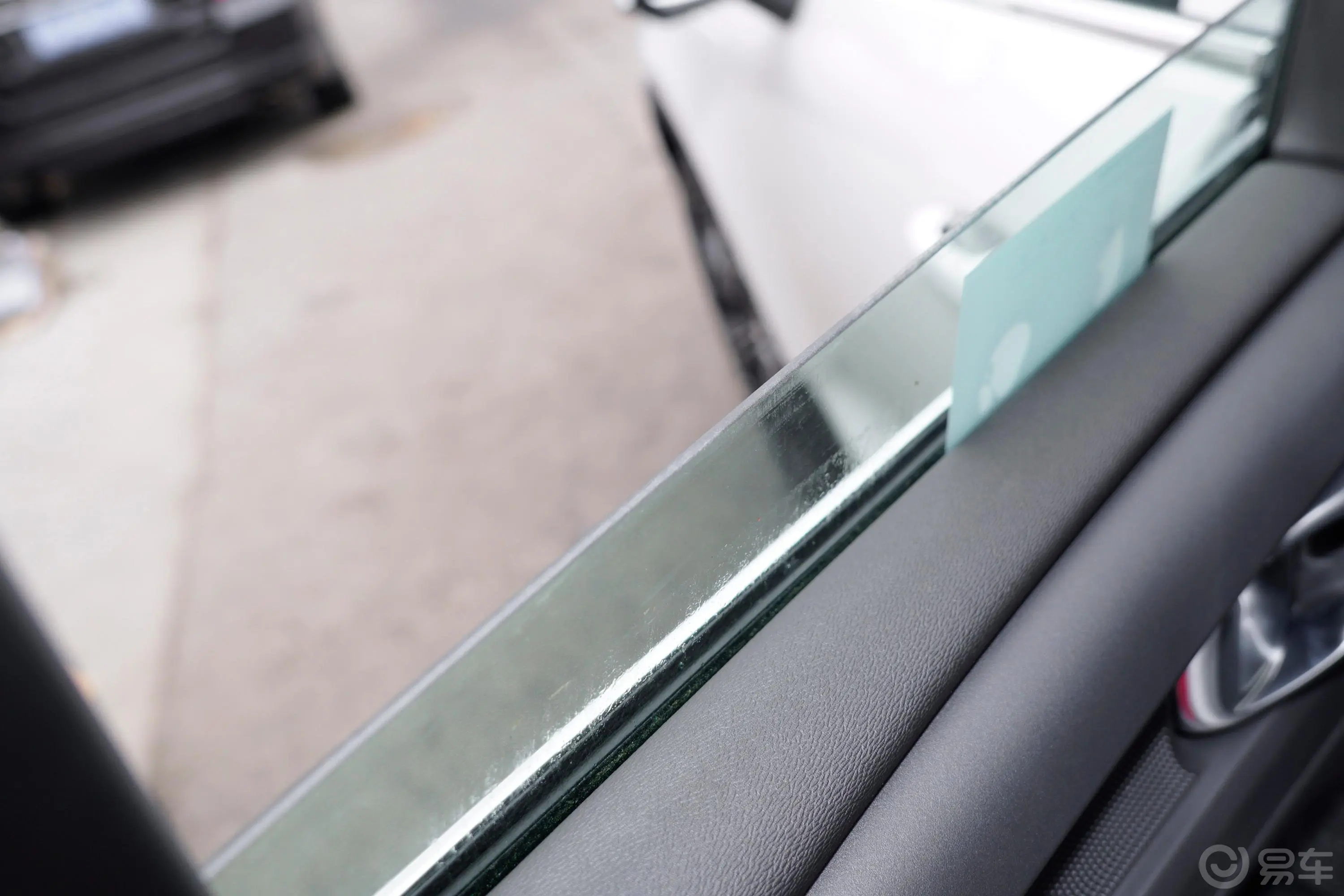 沃尔沃XC40T4 四驱智雅豪华版后排玻璃材质特写